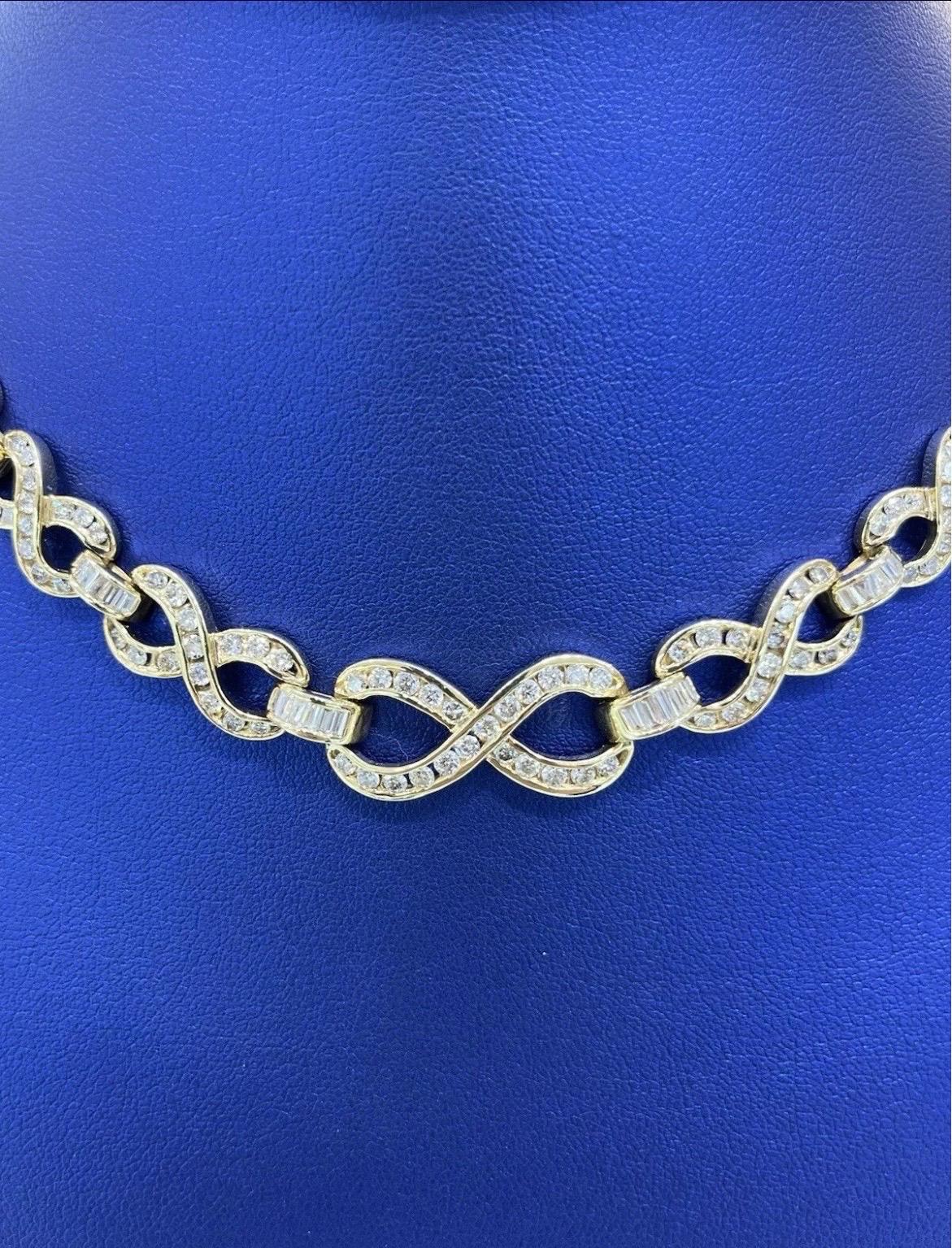 Elegante e senza tempo, questa collana a maglia infinita in oro giallo 14K sfoggia una raffinata miscela di diamanti naturali rotondi e a taglio baguette, per un totale di circa 3,00 carati. Ogni maglia a forma di infinito, graziosamente incurvata,