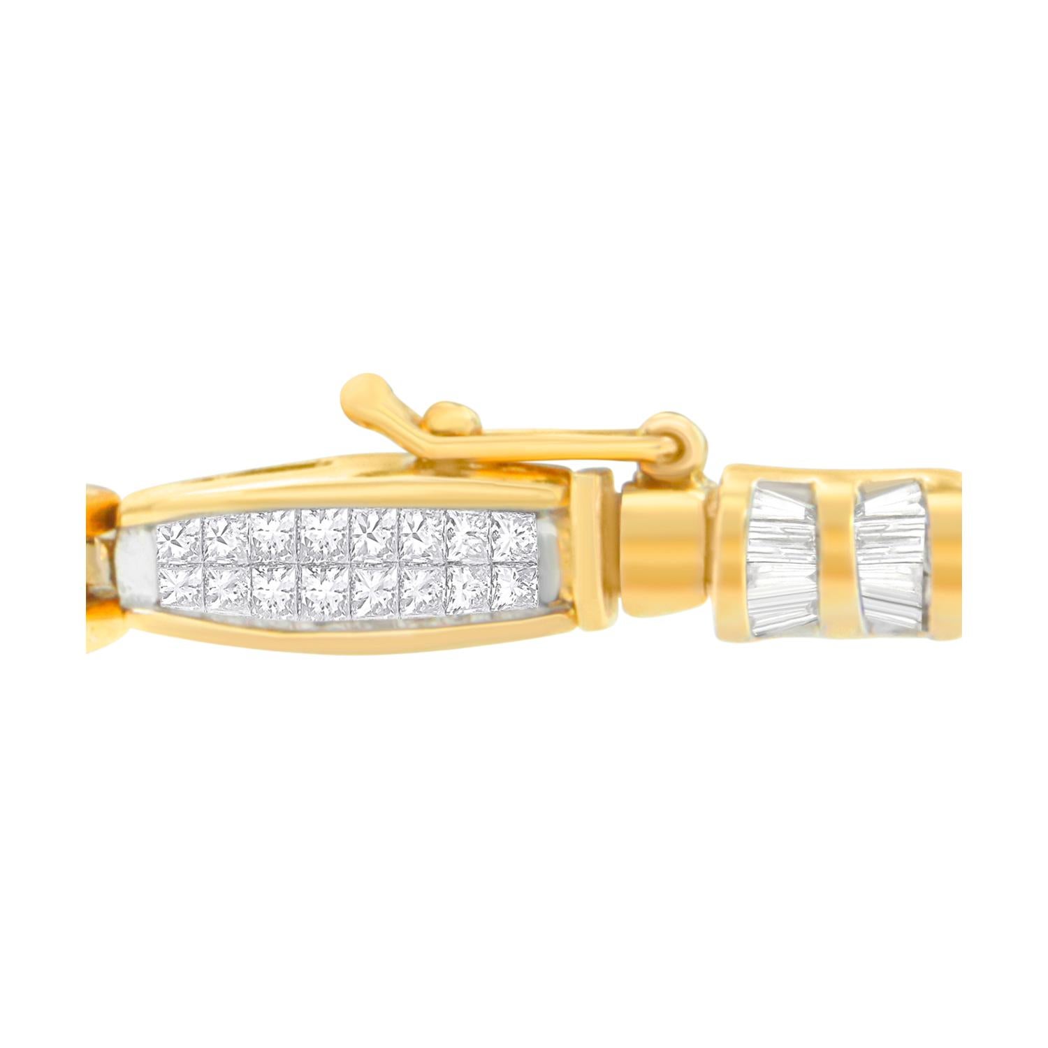Un mélange de diamants classiques de taille princesse et baguette se faufile magnifiquement dans ce bracelet de style perlé. Fini en or jaune poli et orné de deux carats de pierres étincelantes, c'est une merveilleuse façon de surprendre cette femme