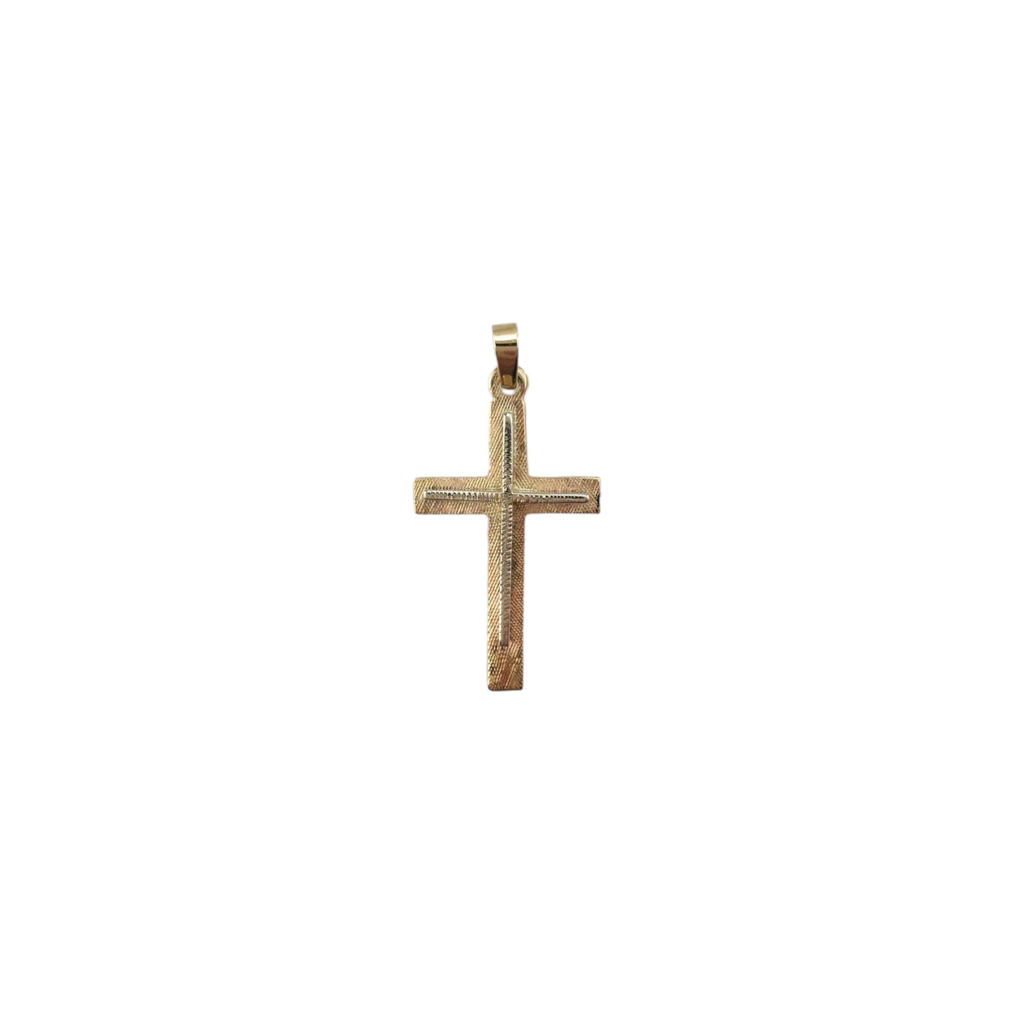 Pendentif croix 3D en or jaune 14K 

Elegant pendentif en forme de croix en or jaune 3D 14K.

Poinçon : 14K D

Poids : 1,01 dwt/1,57 g

Longueur avec écrous : 27.8 mm

Taille : 24,42 mm X 13,98 mm X 2,96 mm

Très bon état, polissage