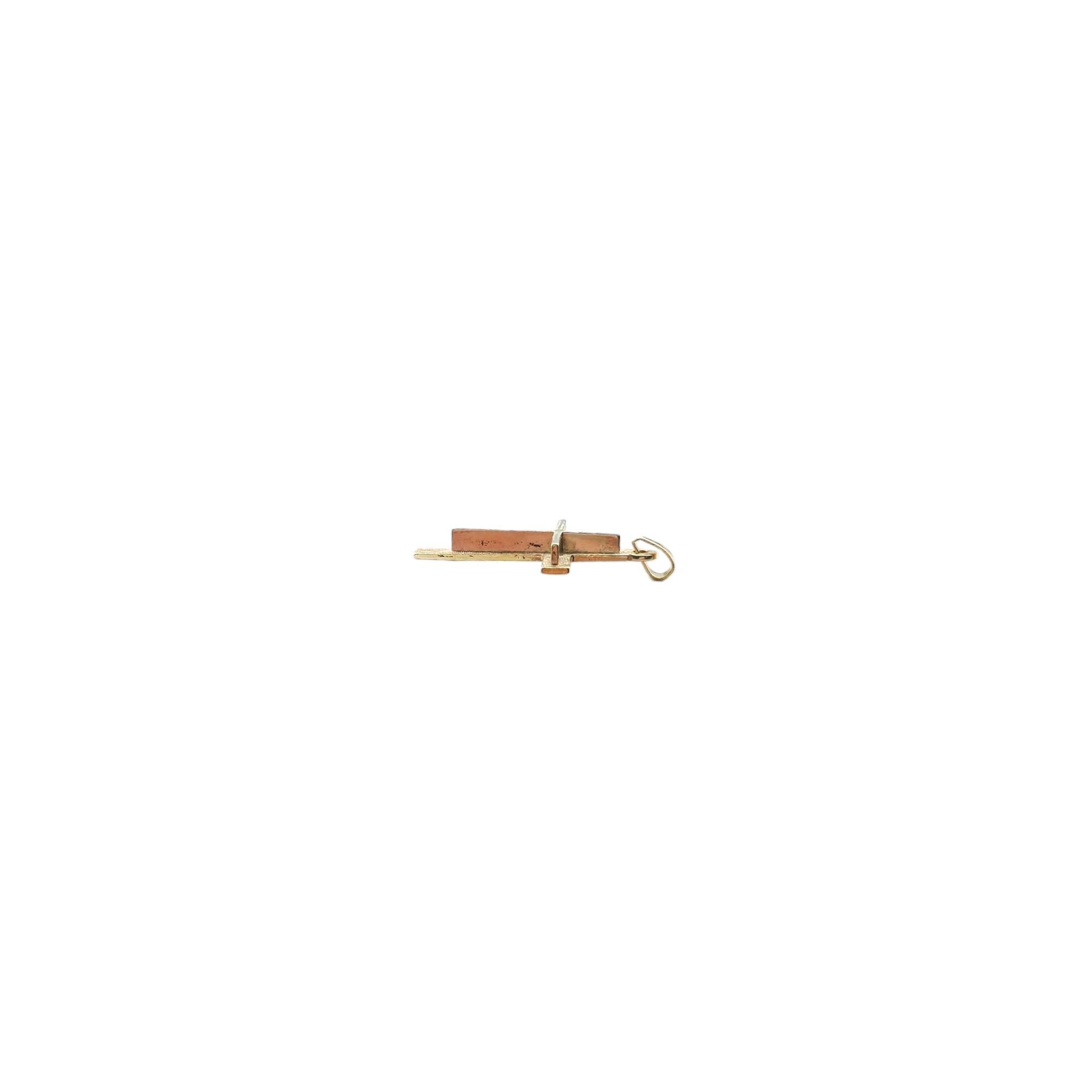 Pendentif croix 3D en or jaune 14 carats n° 17437 en vente 1