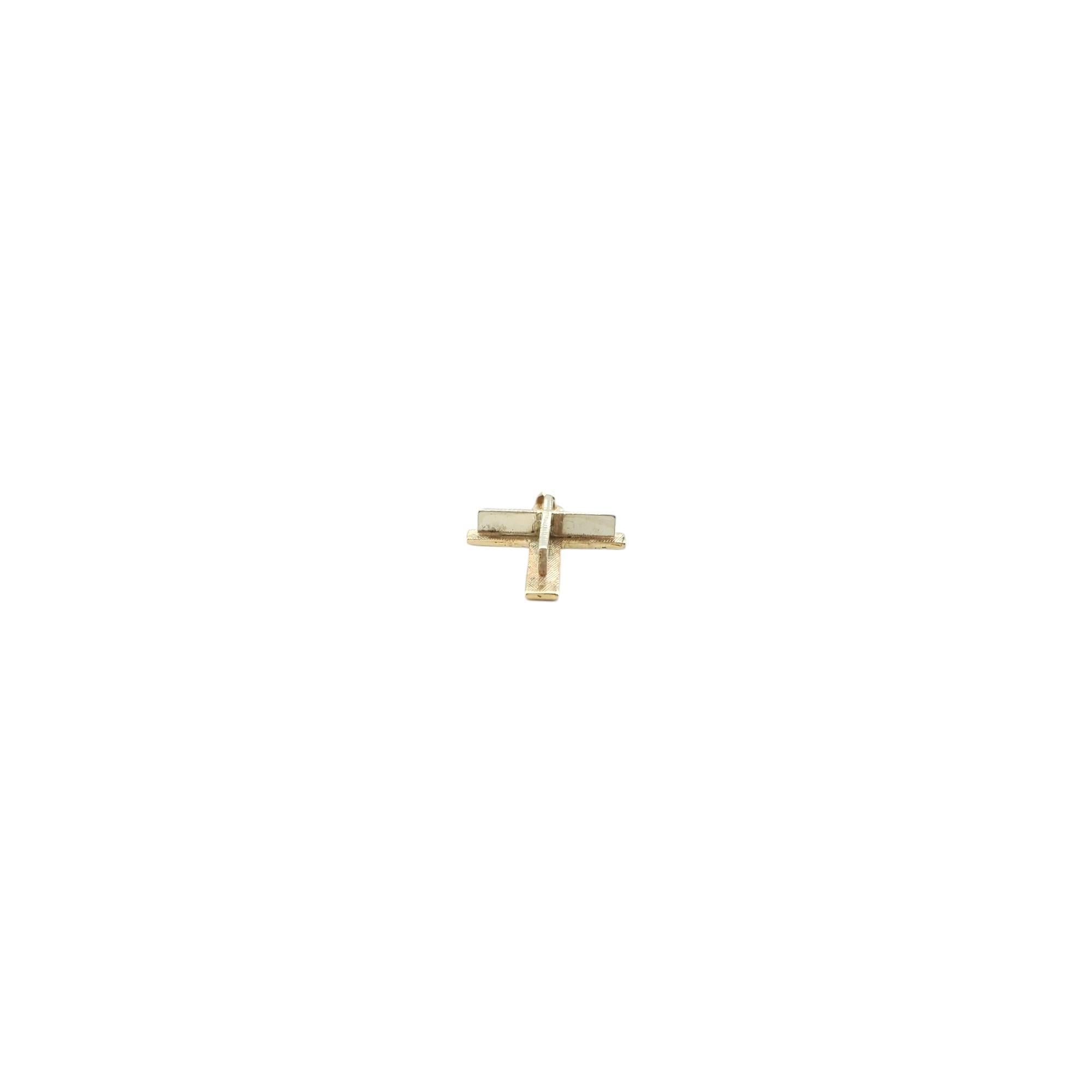 Pendentif croix 3D en or jaune 14 carats n° 17437 en vente 2