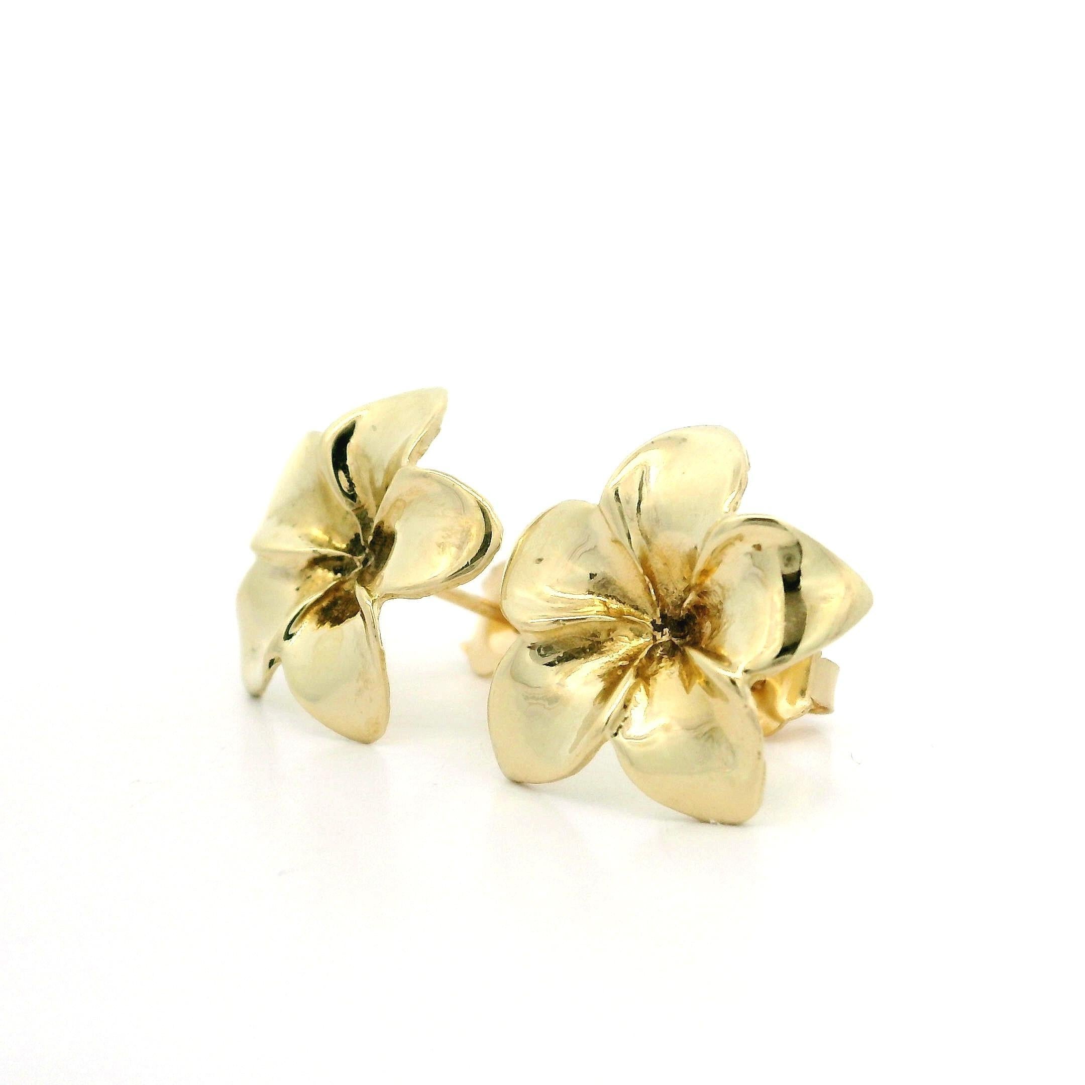 Boucles d'oreilles en or jaune 14k avec fleur de plumeria détaillée en 3D Excellent état - En vente à Montclair, NJ