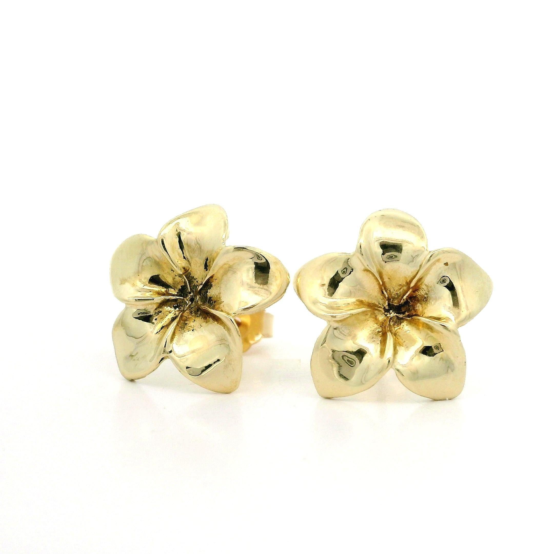 Boucles d'oreilles en or jaune 14k avec fleur de plumeria détaillée en 3D en vente 1