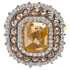 Bague cocktail en or jaune 14 carats avec triple halo de diamants et émeraudes taille rose de 4 1/4 carats