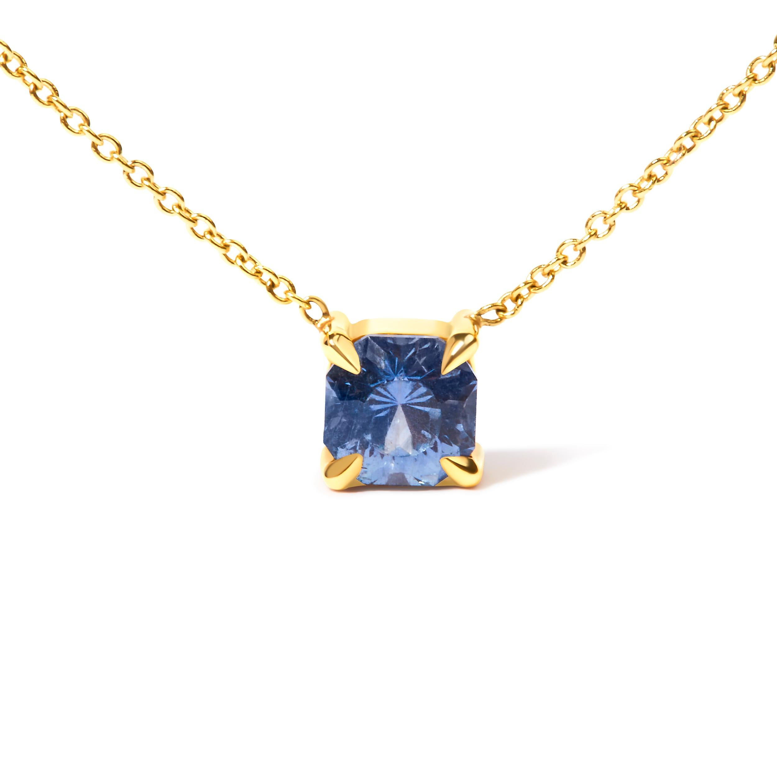 Tauchen Sie ein in die zauberhafte Anziehungskraft unserer 14K Gelbgold 4/5 Cttw Natural Cushion Cut Blue Sapphire Solitaire Pendant Necklace. Diese mit exquisiter Handwerkskunst und Liebe zum Detail gefertigte Halskette besticht durch einen 4,8 x
