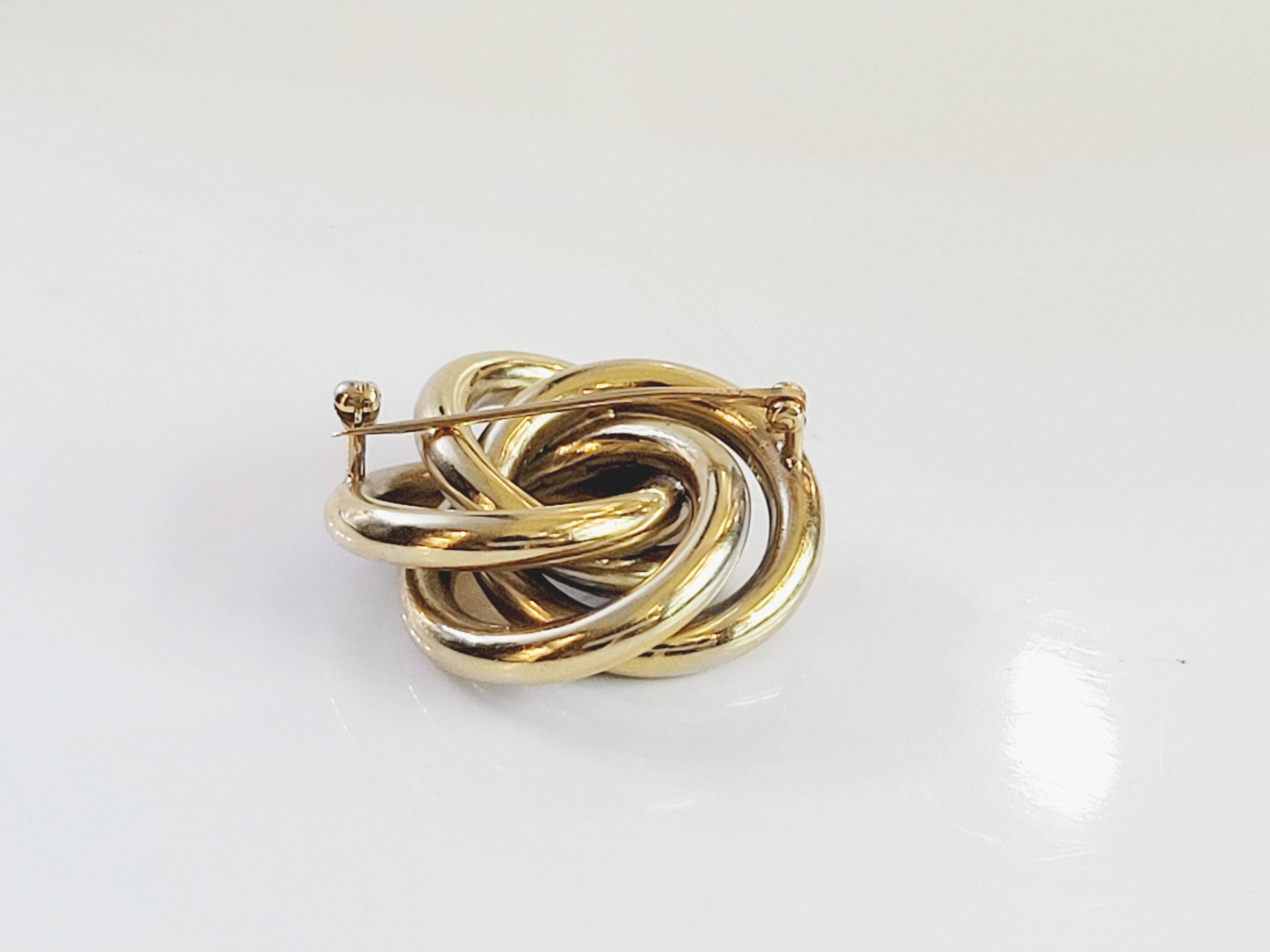 Brand Unbranded 

Type Brooch

Mint condition

14K Rose gold

Dimension 34mm

Width 4mm

Weight 15gr