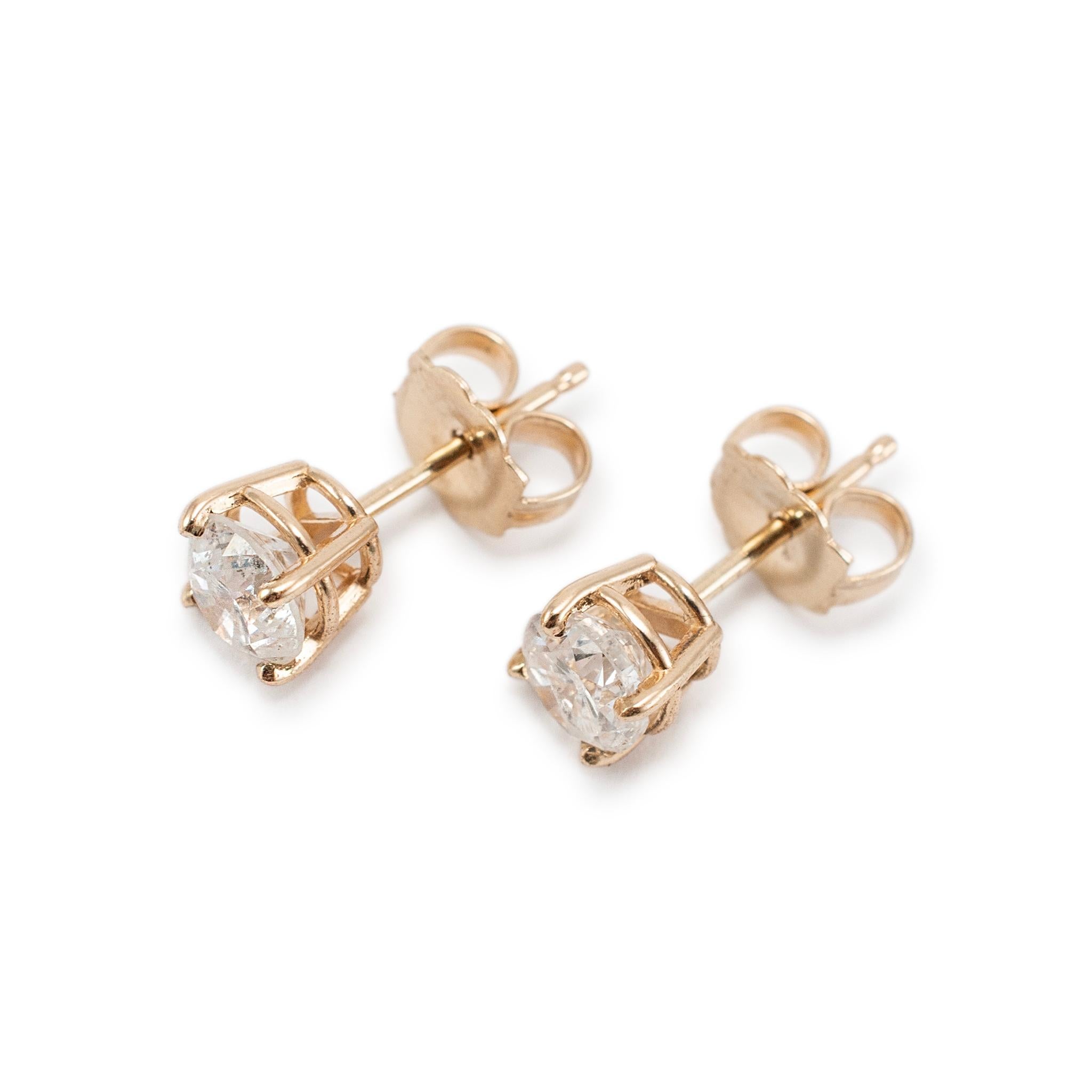 Genre : Unisexe

Type de métal : Or jaune 14K

Longueur : 0,50 pouces

Diamètre : 4.70 mm

Poids : 0,96 grammes

Une paire de boucles d'oreilles en or jaune 14K avec des diamants et des poussoirs. Le métal a été testé et il a été déterminé qu'il