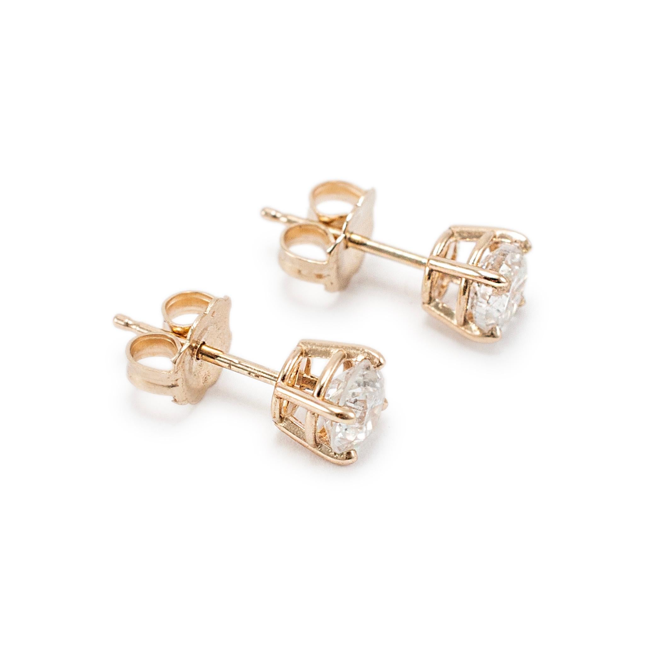Taille ronde Boucles d'oreilles en or jaune 14K avec diamants à 4 branches et à l'envers en vente