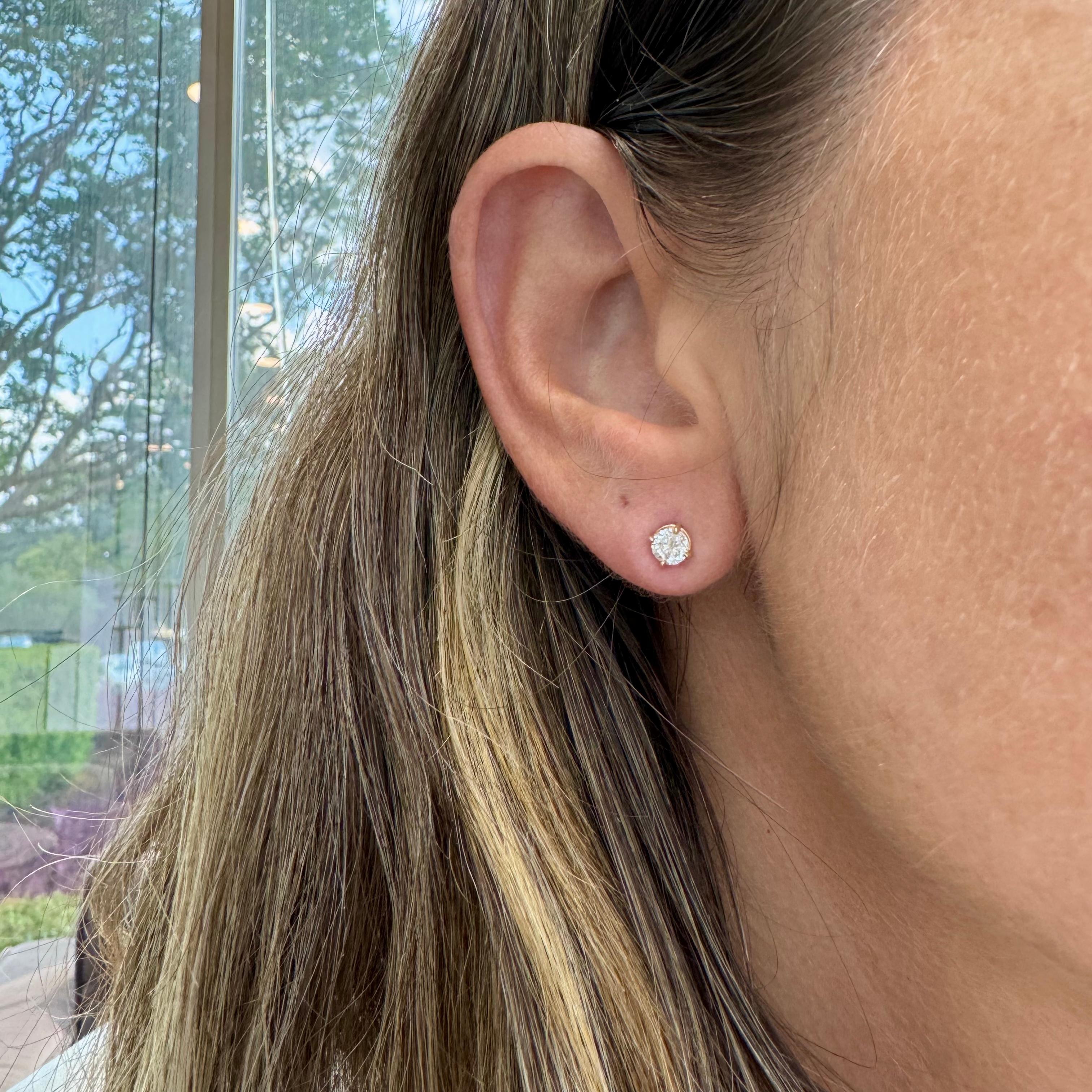 Boucles d'oreilles en or jaune 14K avec diamants à 4 branches et à l'envers en vente 2