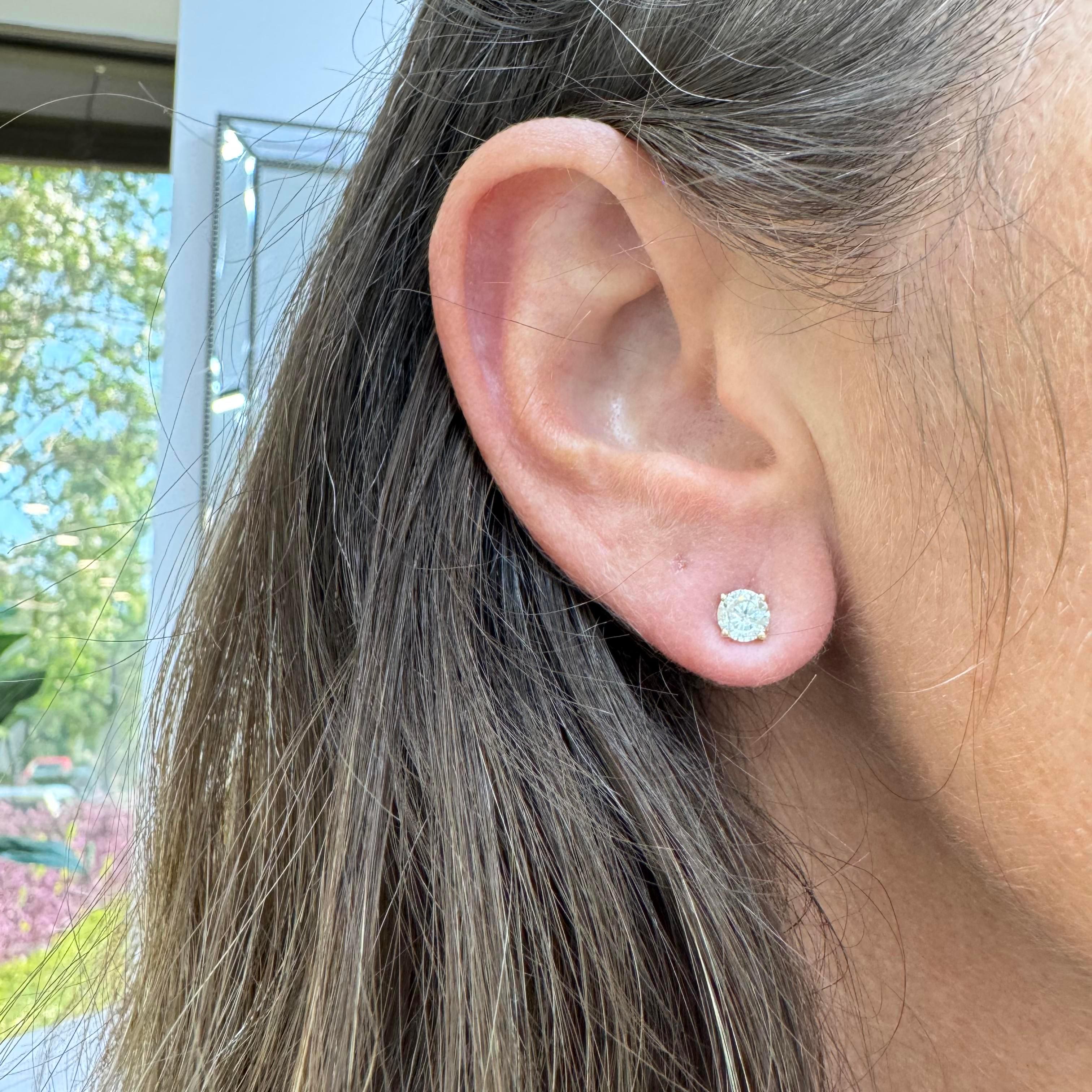 Boucles d'oreilles en or jaune 14K à 4 branches vissées avec 1.03ct de diamant en vente 3