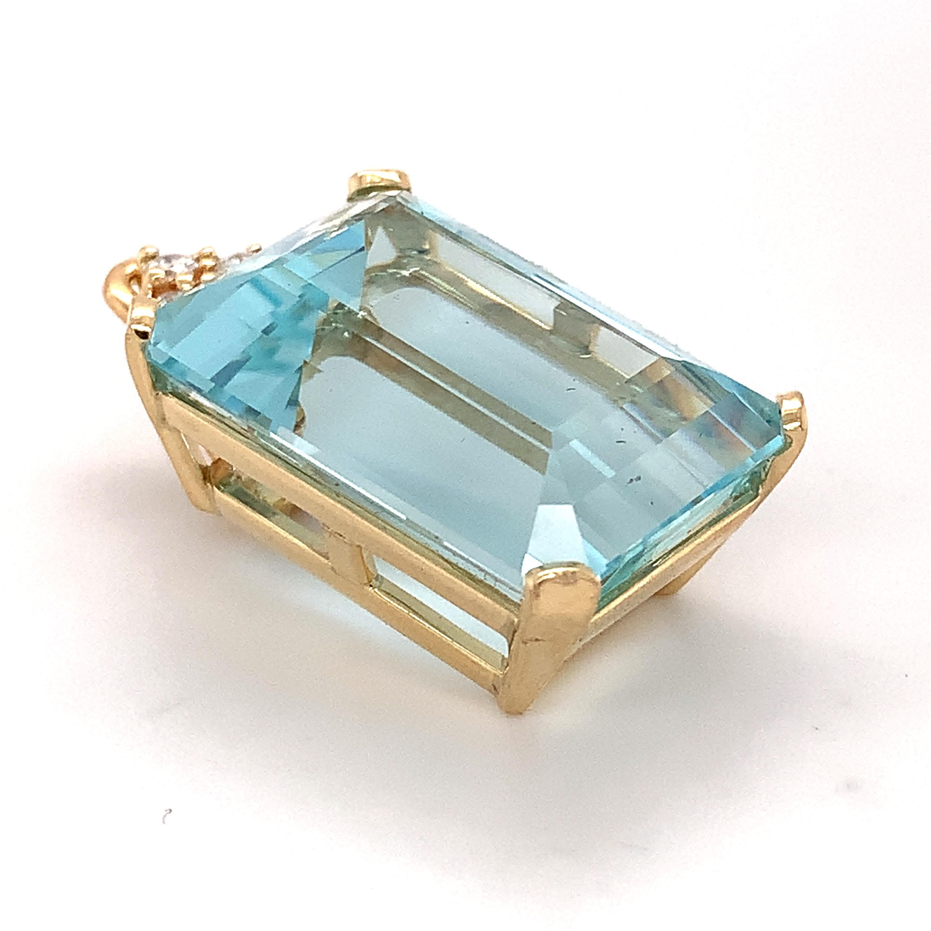 14k Yellow Gold 40 Carat Emerald Cut Aquamarine & Round White Diamond Pendant In Excellent Condition In Montgomery, AL