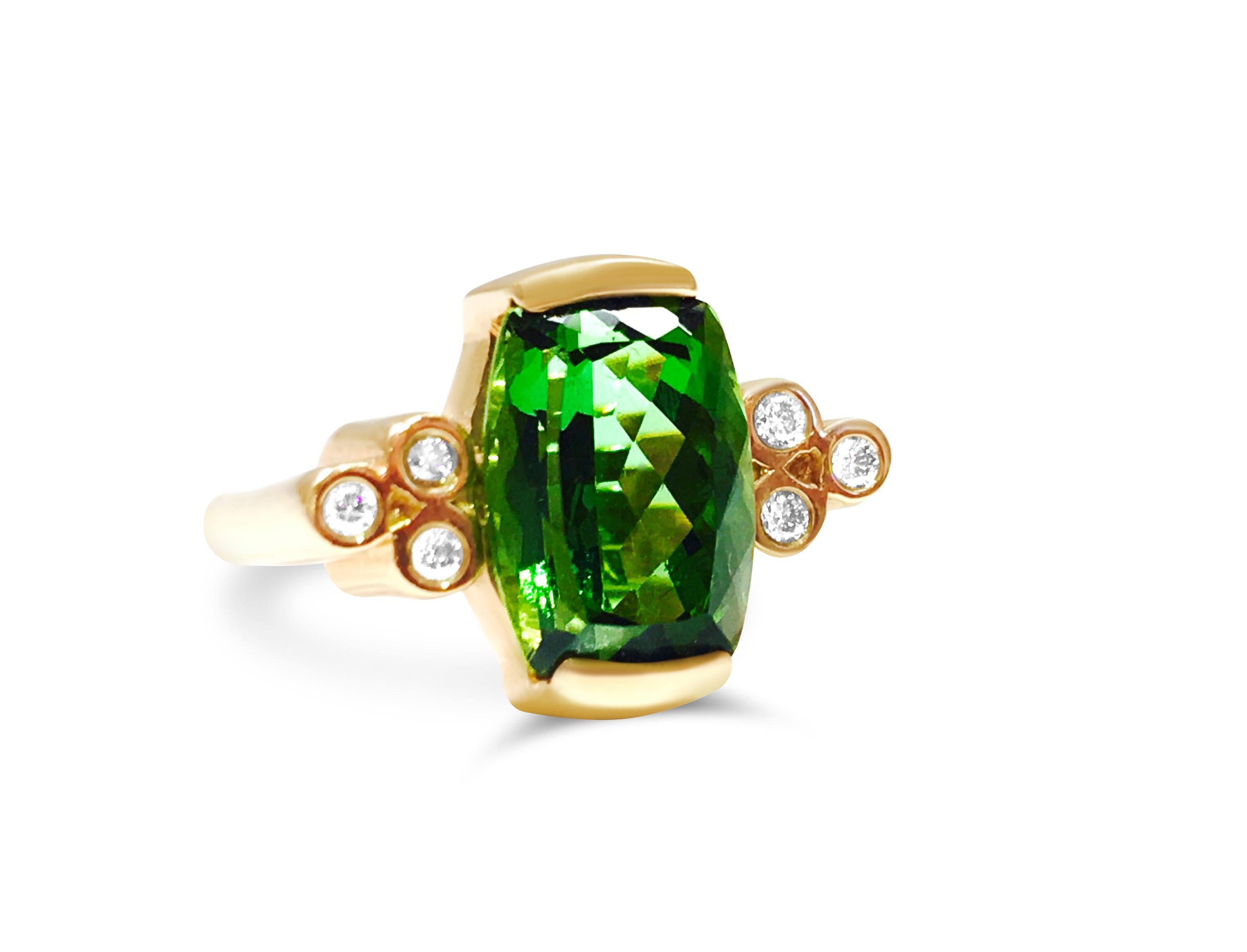 Adorna tu dedo con un encanto atemporal llevando este anillo vintage de turmalina verde, un cautivador homenaje a la elegancia y la gracia. El exuberante tono verde de la piedra preciosa turmalina emana un resplandor encantador, evocando la serena