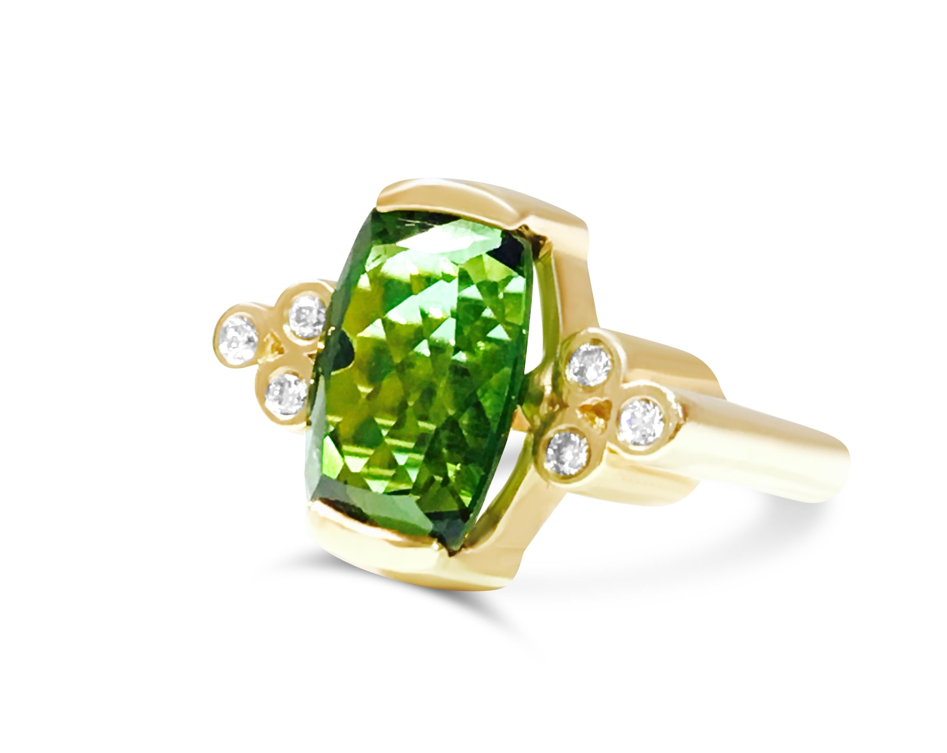 Anillo de cóctel de oro amarillo de 14 quilates con 4,00 quilates de turmalina verde y diamantes Corte esmeralda en venta
