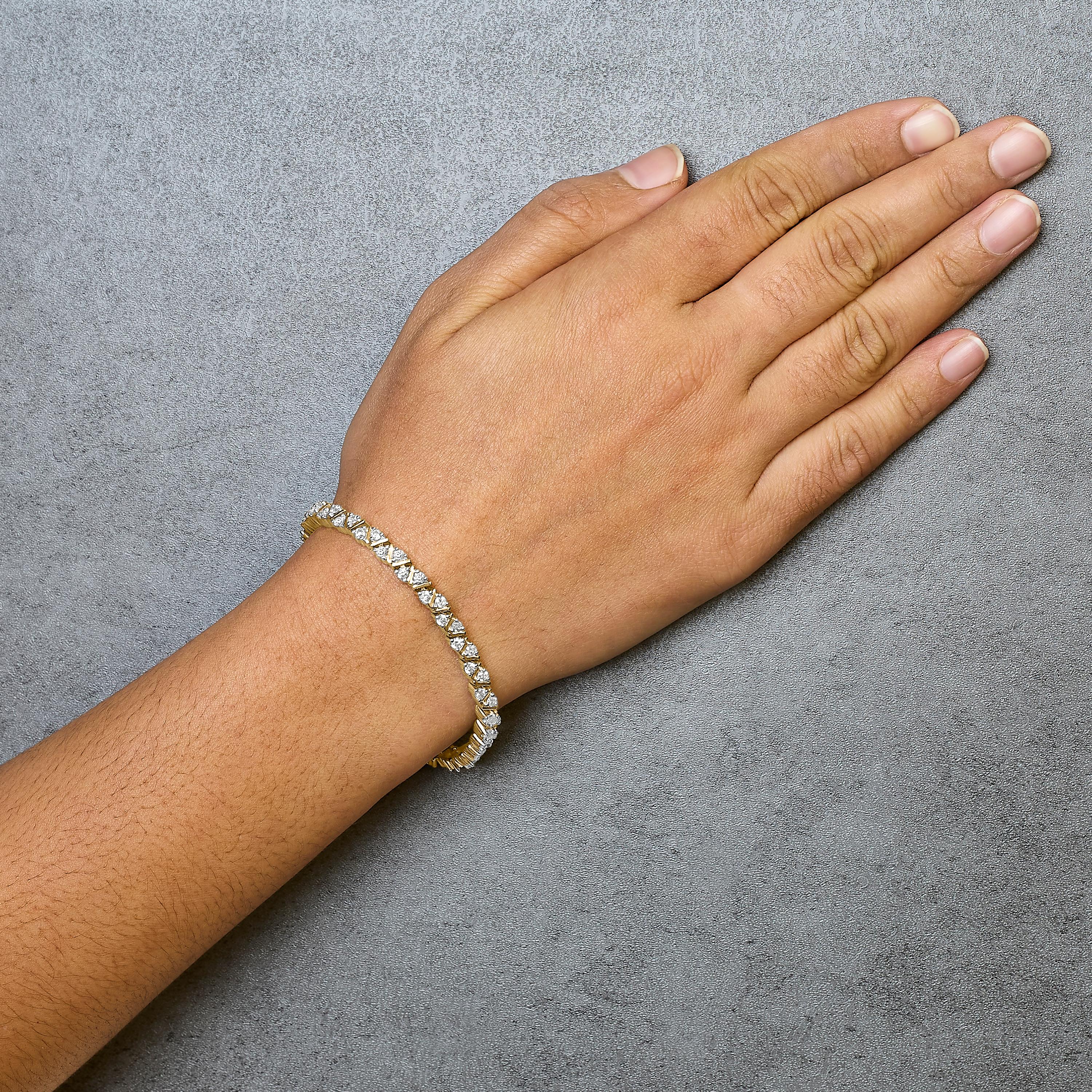 14K Yellow Gold 4.00 Cttw Diamond Triangle Link Tennis Bracelet In New Condition In New York, NY