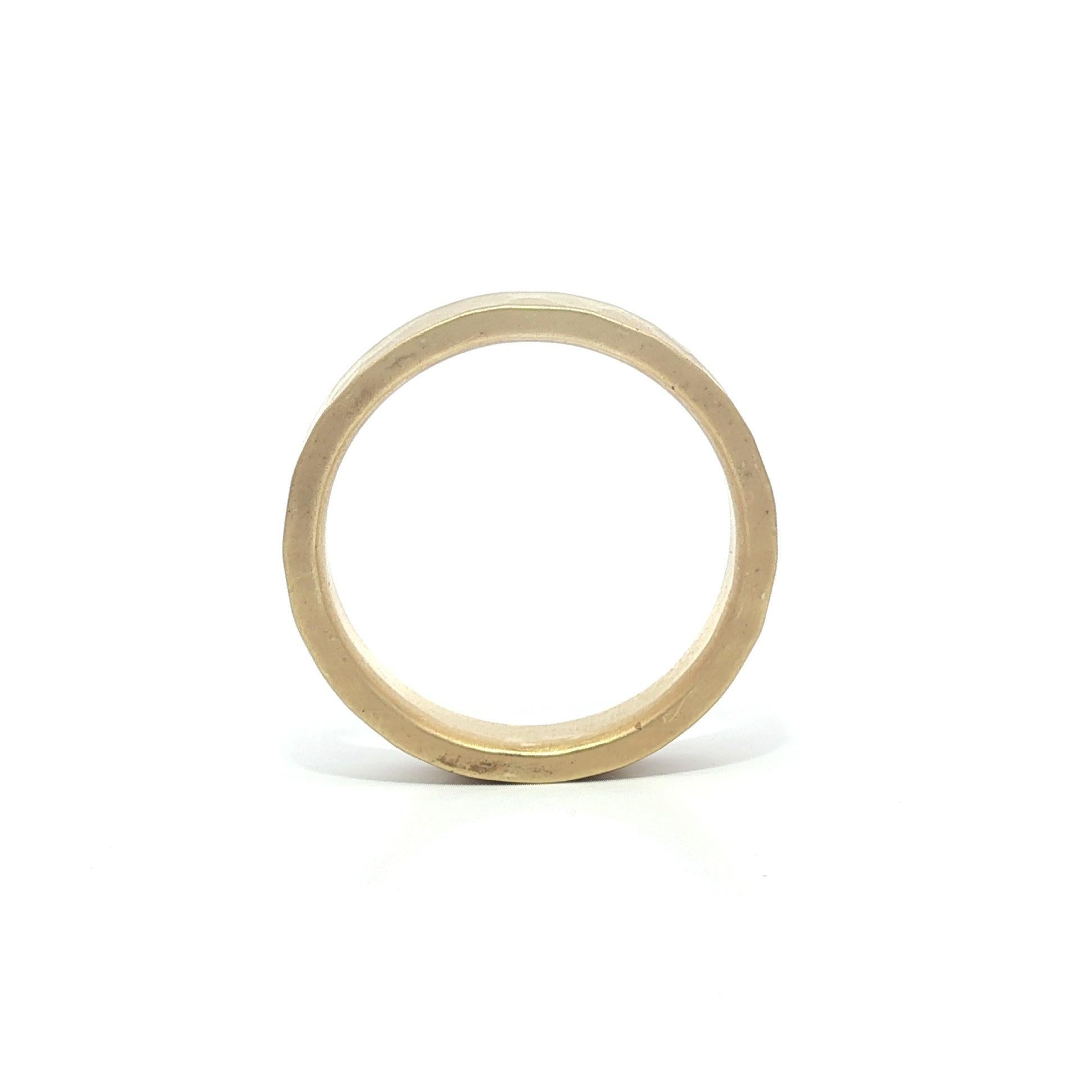 Bague en or jaune 14k 4.2mm quadrillé mat finition martelée Excellent état - En vente à Montclair, NJ