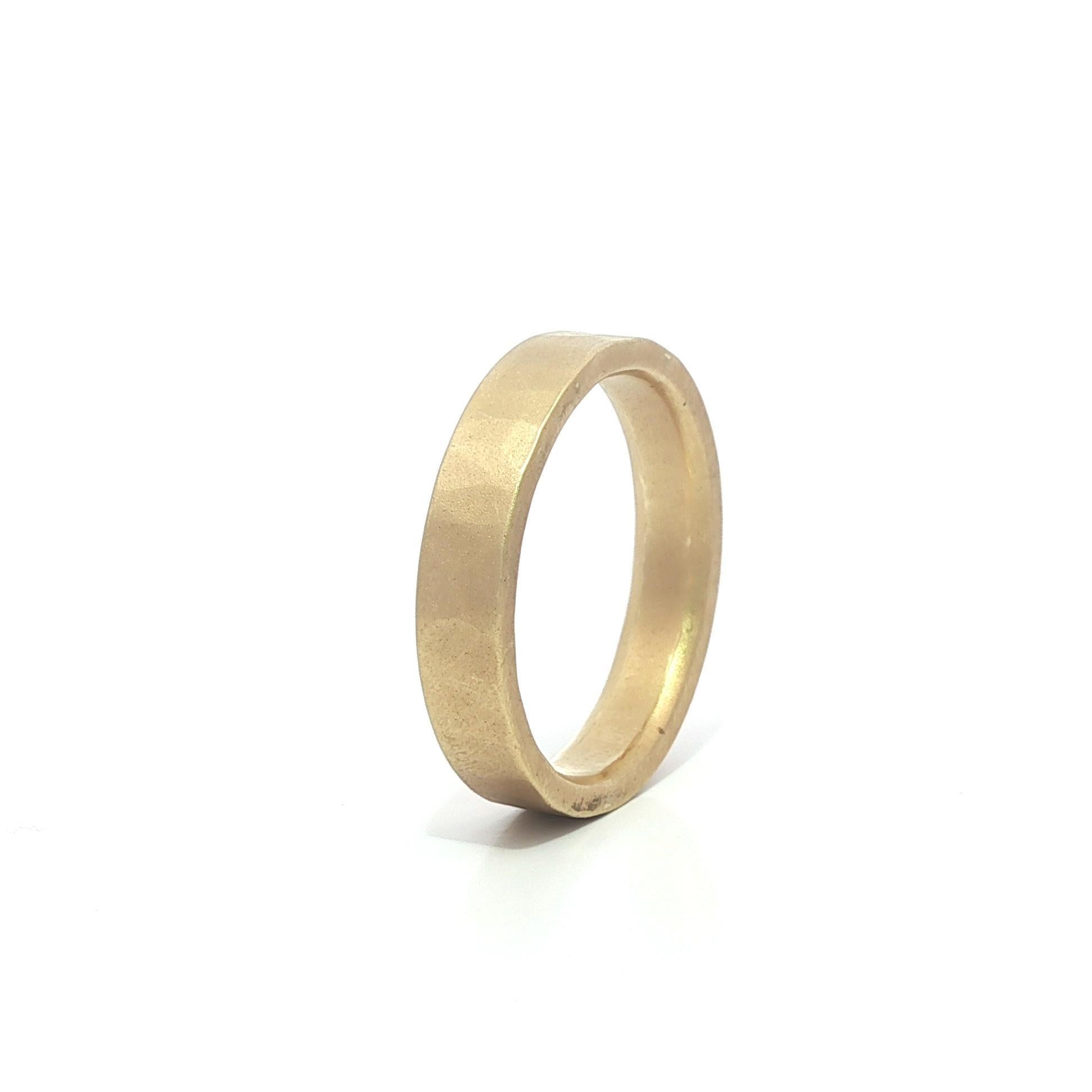 Bague en or jaune 14k 4.2mm quadrillé mat finition martelée Pour femmes en vente
