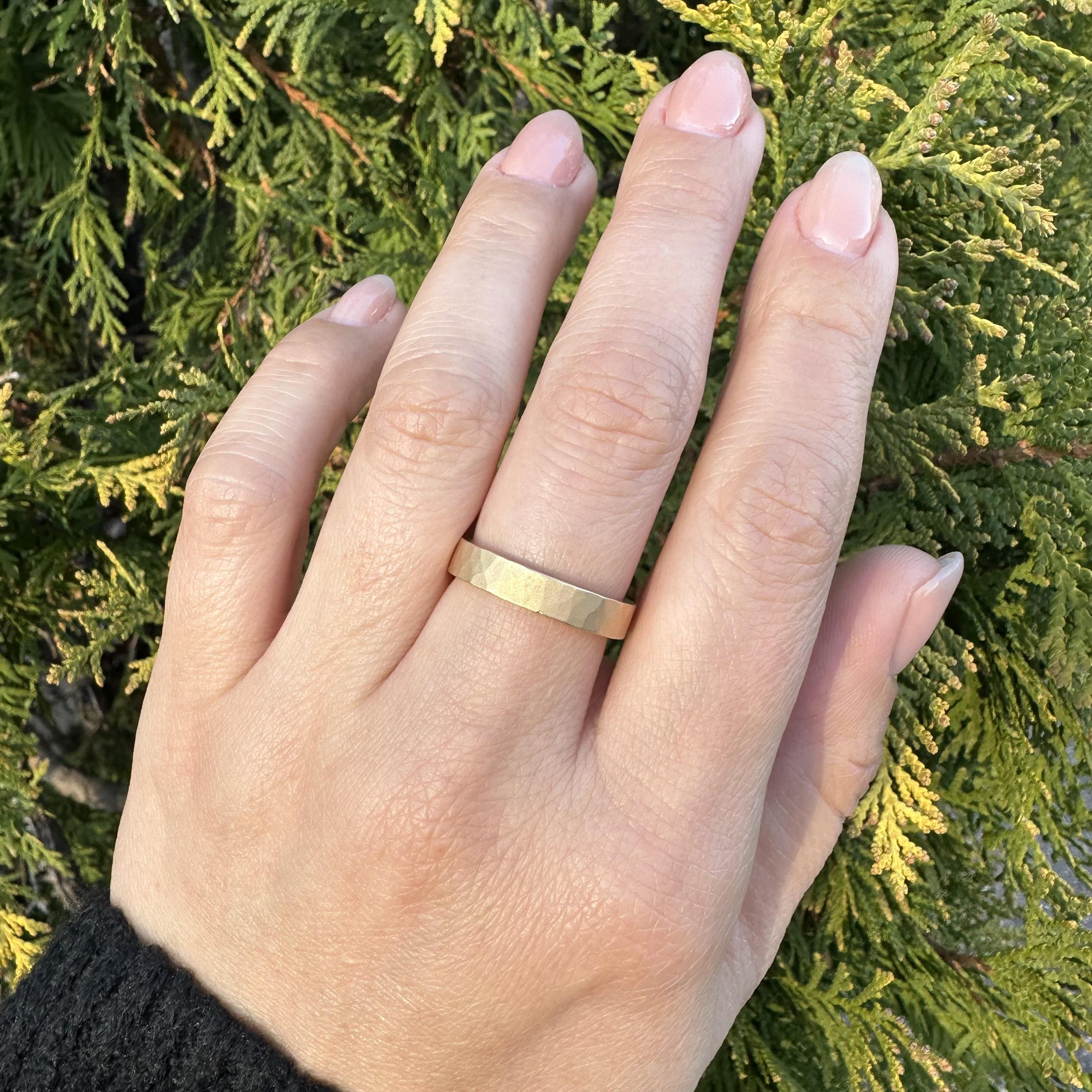 Bague en or jaune 14k 4.2mm quadrillé mat finition martelée en vente 1