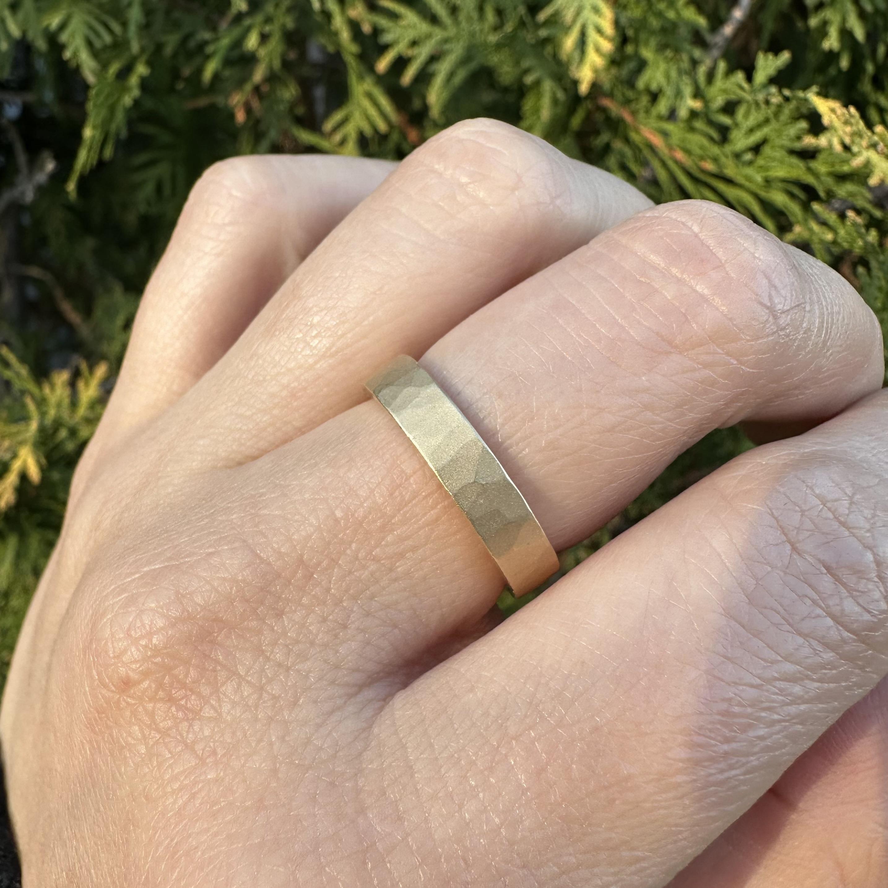 Bague en or jaune 14k 4.2mm quadrillé mat finition martelée en vente 2