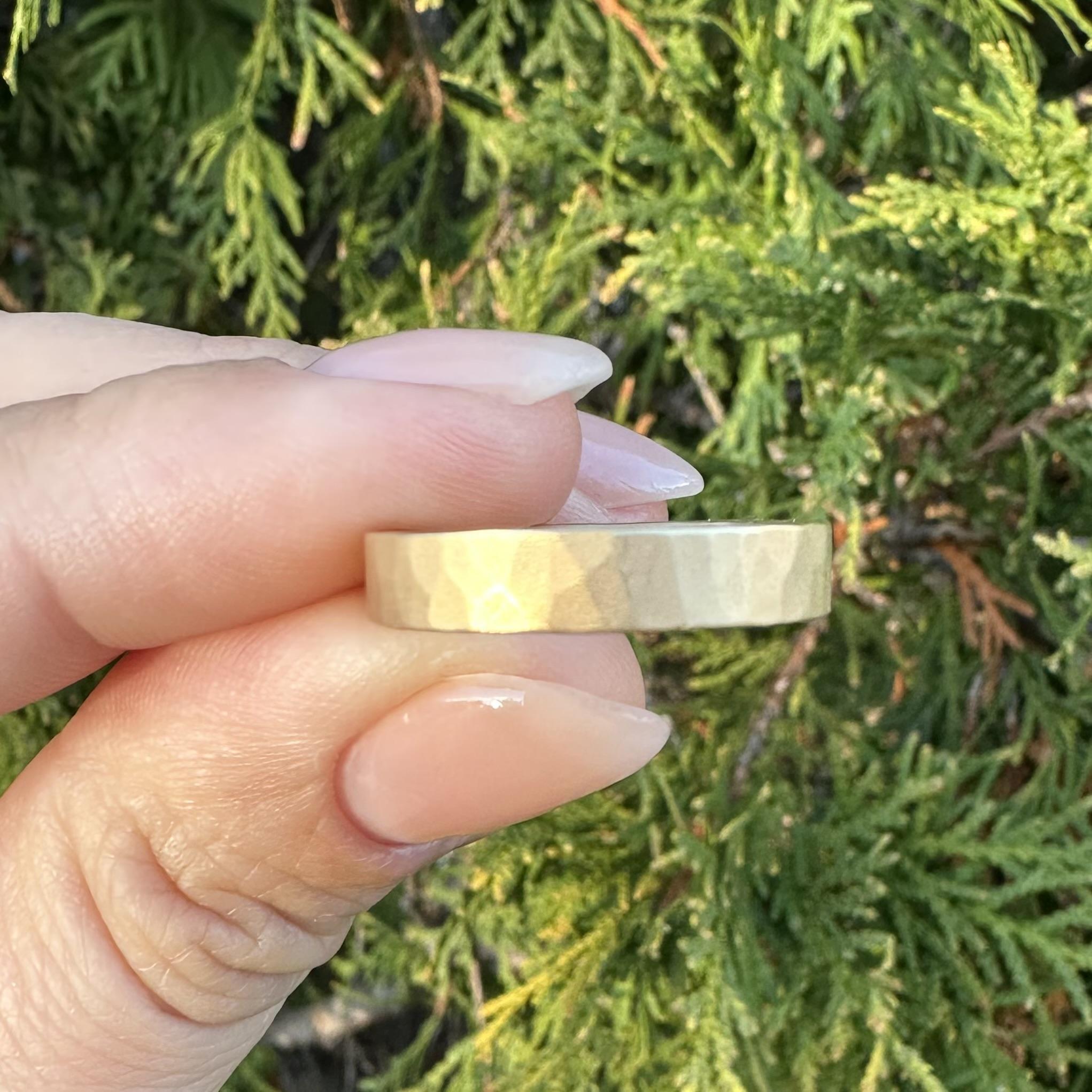 Bague en or jaune 14k 4.2mm quadrillé mat finition martelée en vente 3