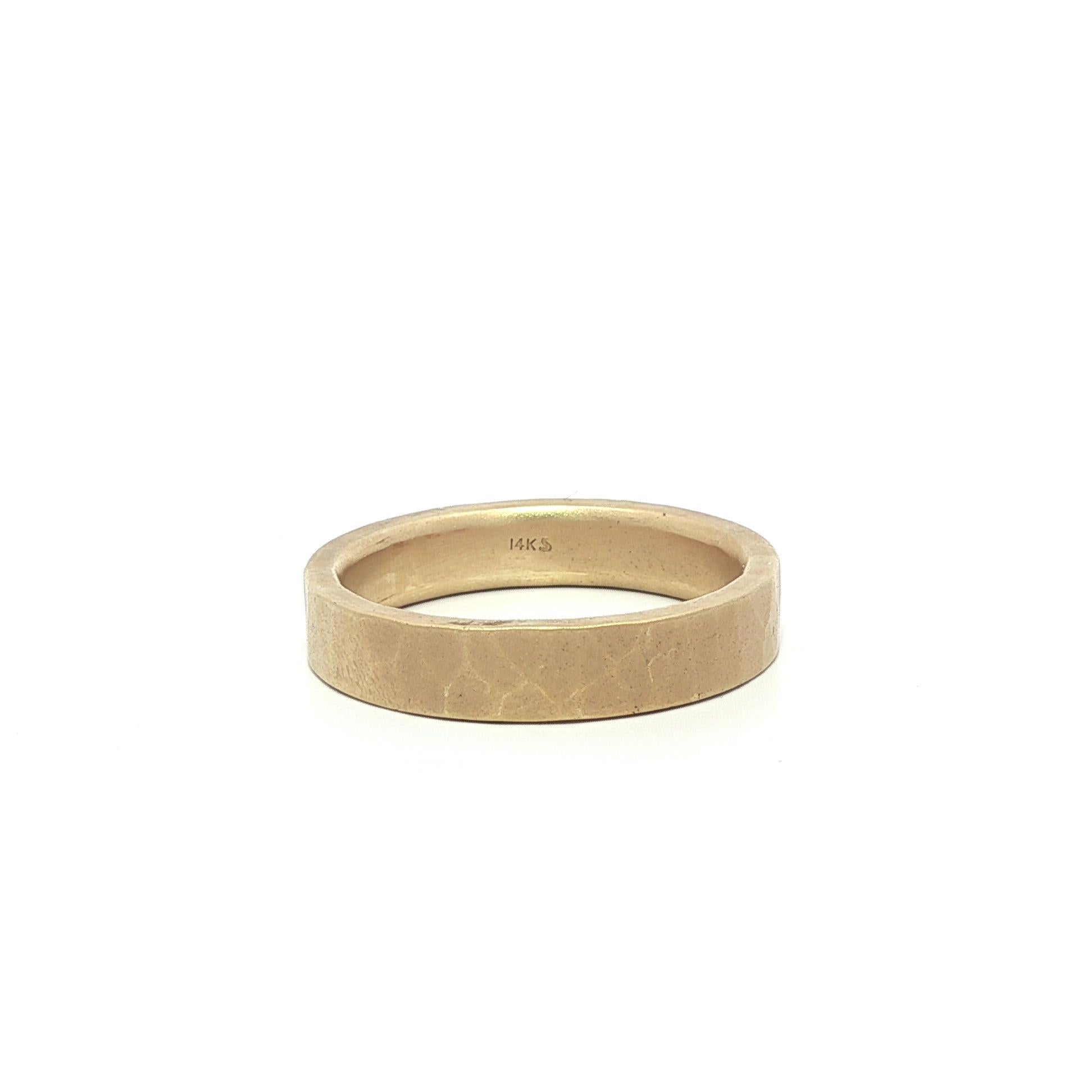 Bague en or jaune 14k 4.2mm quadrillé mat finition martelée