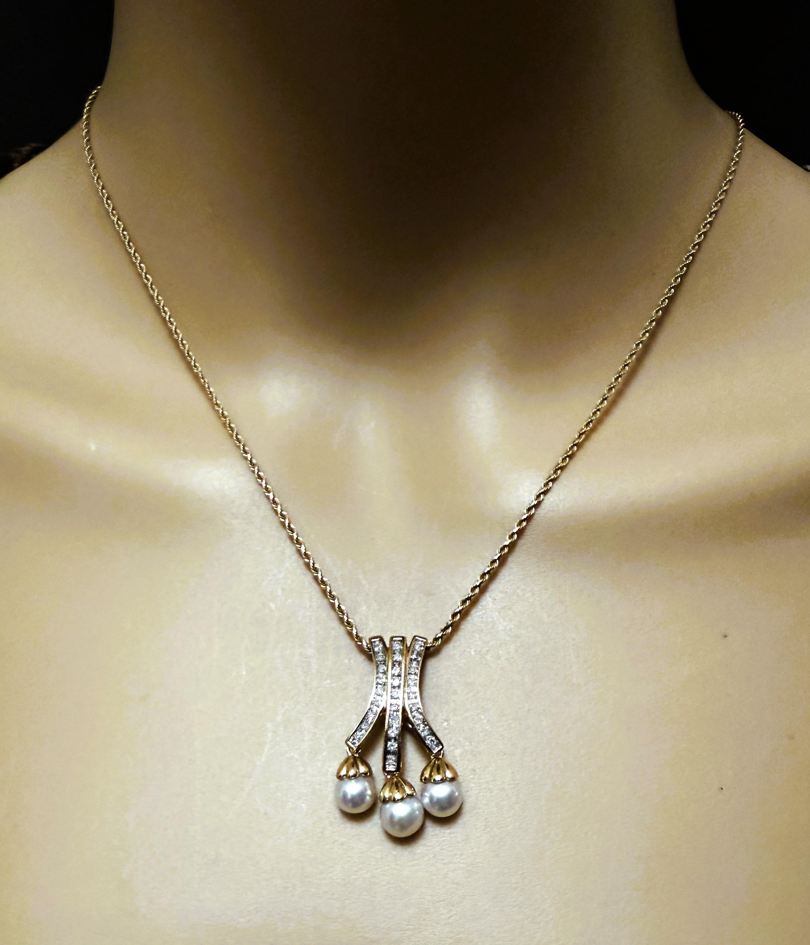 Quel magnifique et élégant collier.  Vous pouvez l'habiller de façon plus ou moins élégante.  Il comporte des rangs de diamants de 1,5 mm taillés en brillant, 29 au total.  Il comporte également 6 perles d'eau douce de 6 mm coiffées d'or 14k qui