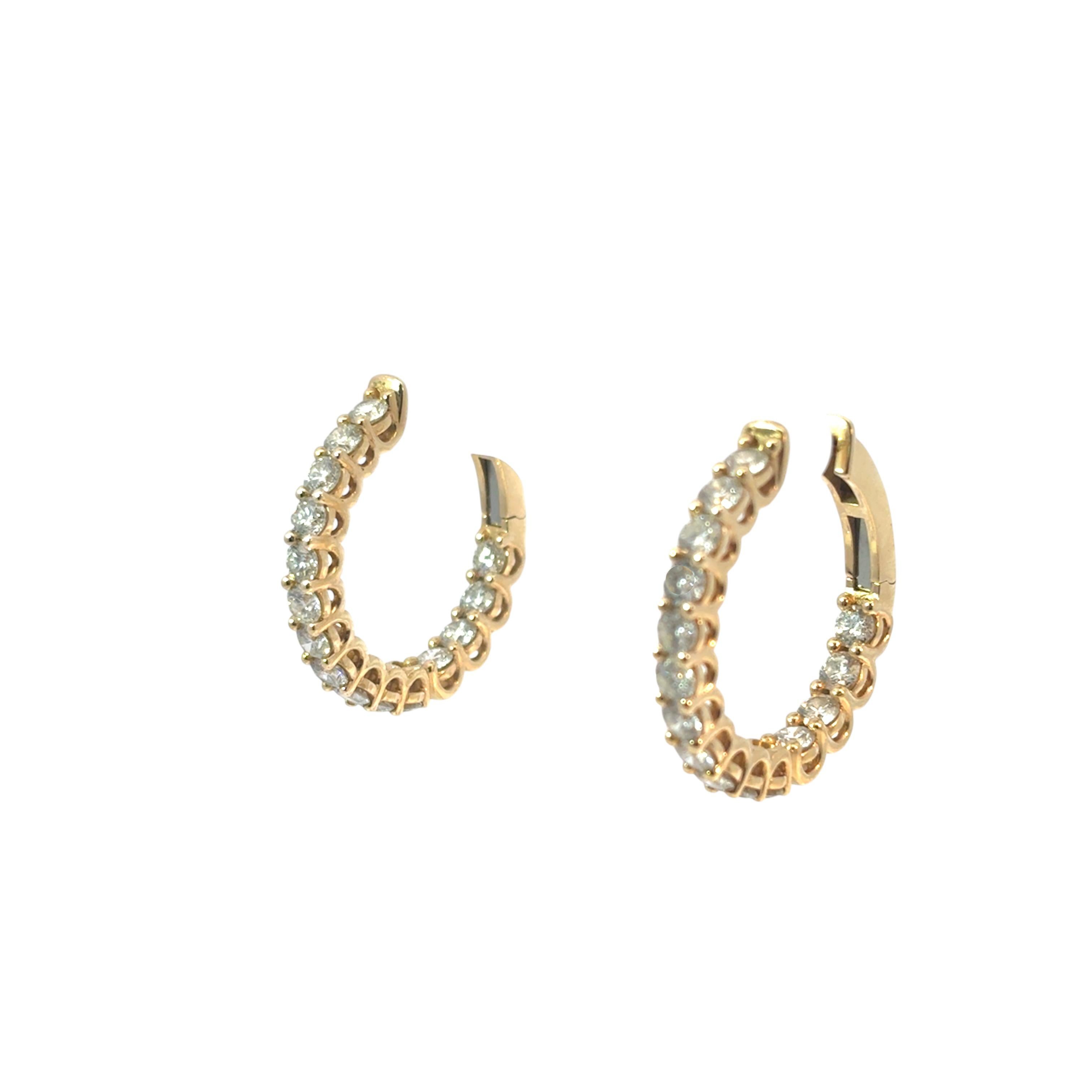 Moderne Boucles d'oreilles Huggie en or jaune 14k avec 4,87ctw de diamants de grande taille en vente