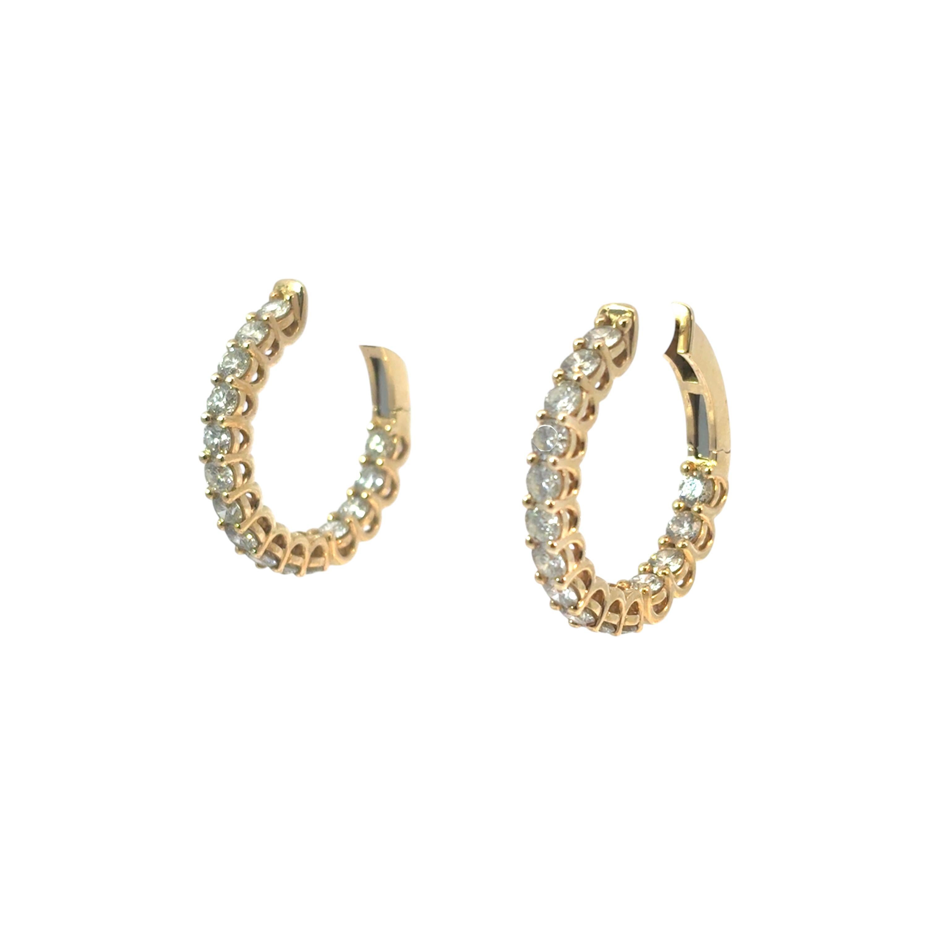 Taille ronde Boucles d'oreilles Huggie en or jaune 14k avec 4,87ctw de diamants de grande taille en vente