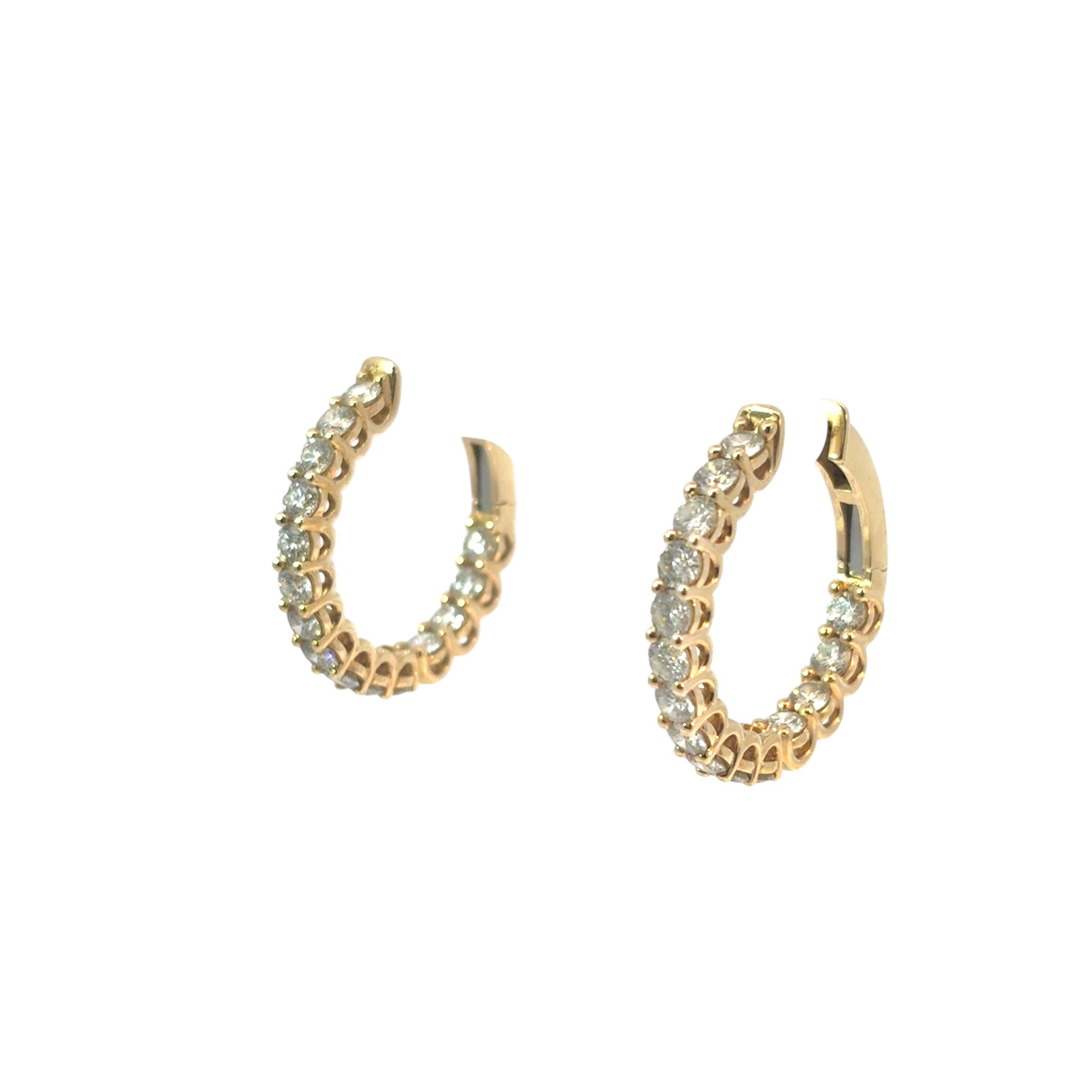 Boucles d'oreilles Huggie en or jaune 14k avec 4,87ctw de diamants de grande taille Excellent état - En vente à Boca Raton, FL