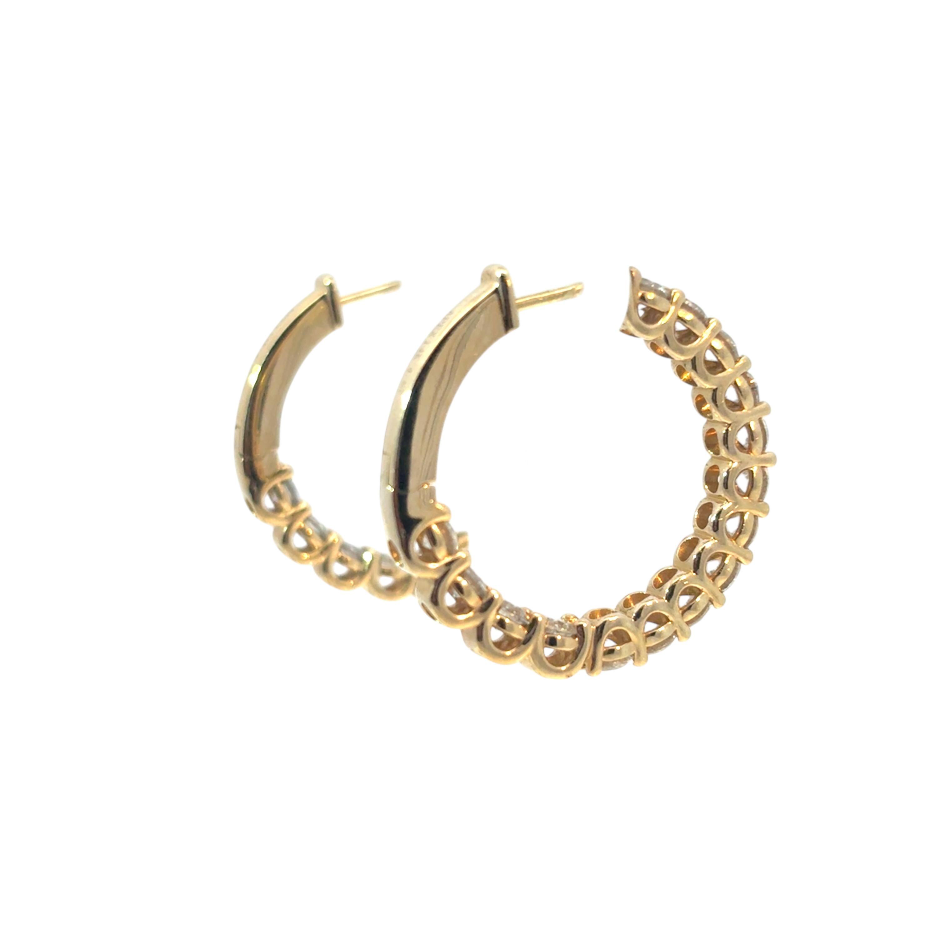 Boucles d'oreilles Huggie en or jaune 14k avec 4,87ctw de diamants de grande taille Pour femmes en vente
