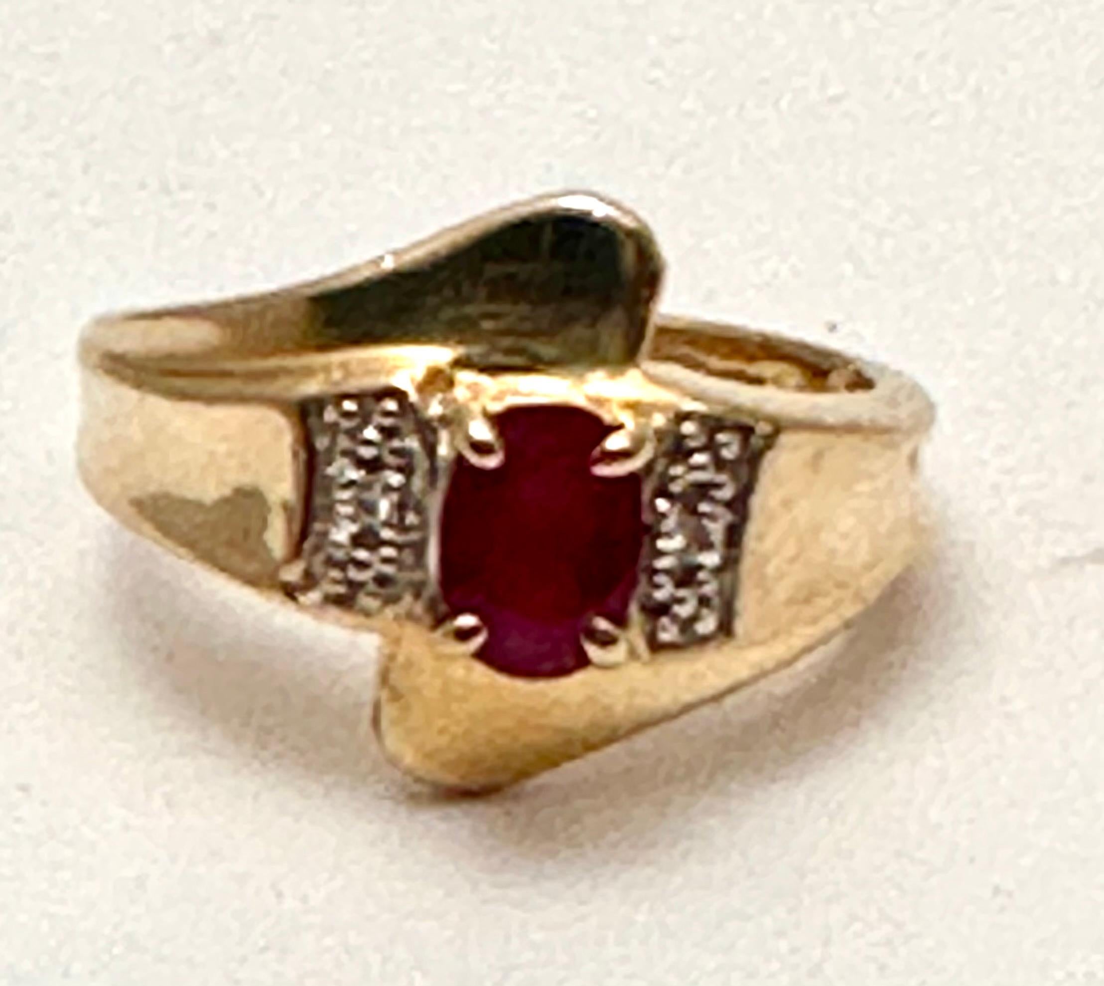 Oval Cut 14k Yellow Gold 4mm x 6mm Oval Ruby 2 Side Diamonds Ring Size 6 For Sale