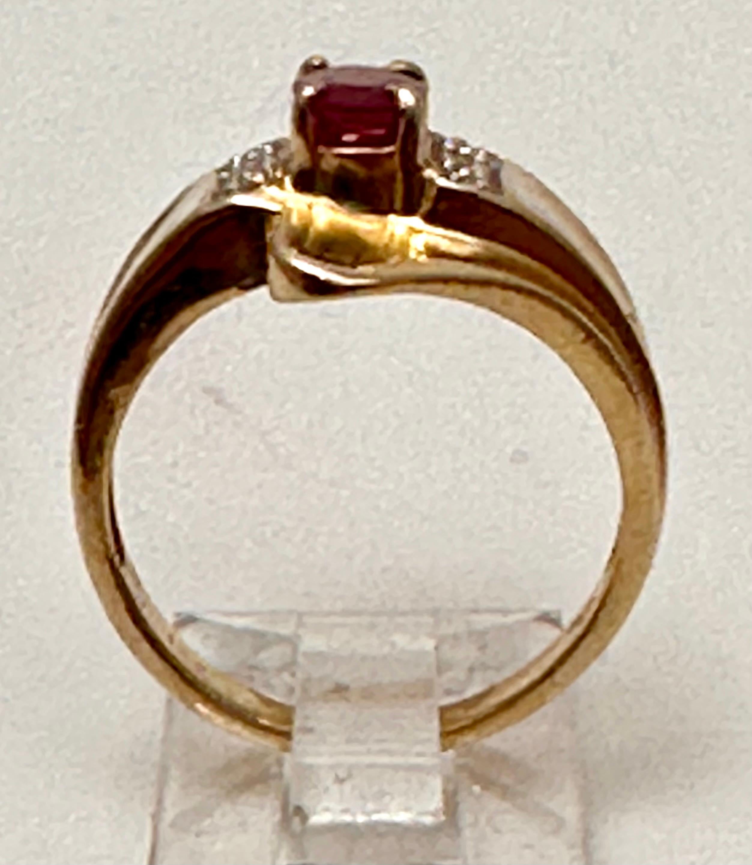 Bague en or jaune 14 carats, rubis ovale 4 mm x 6 mm et 2 diamants latéraux taille 6 Pour femmes en vente