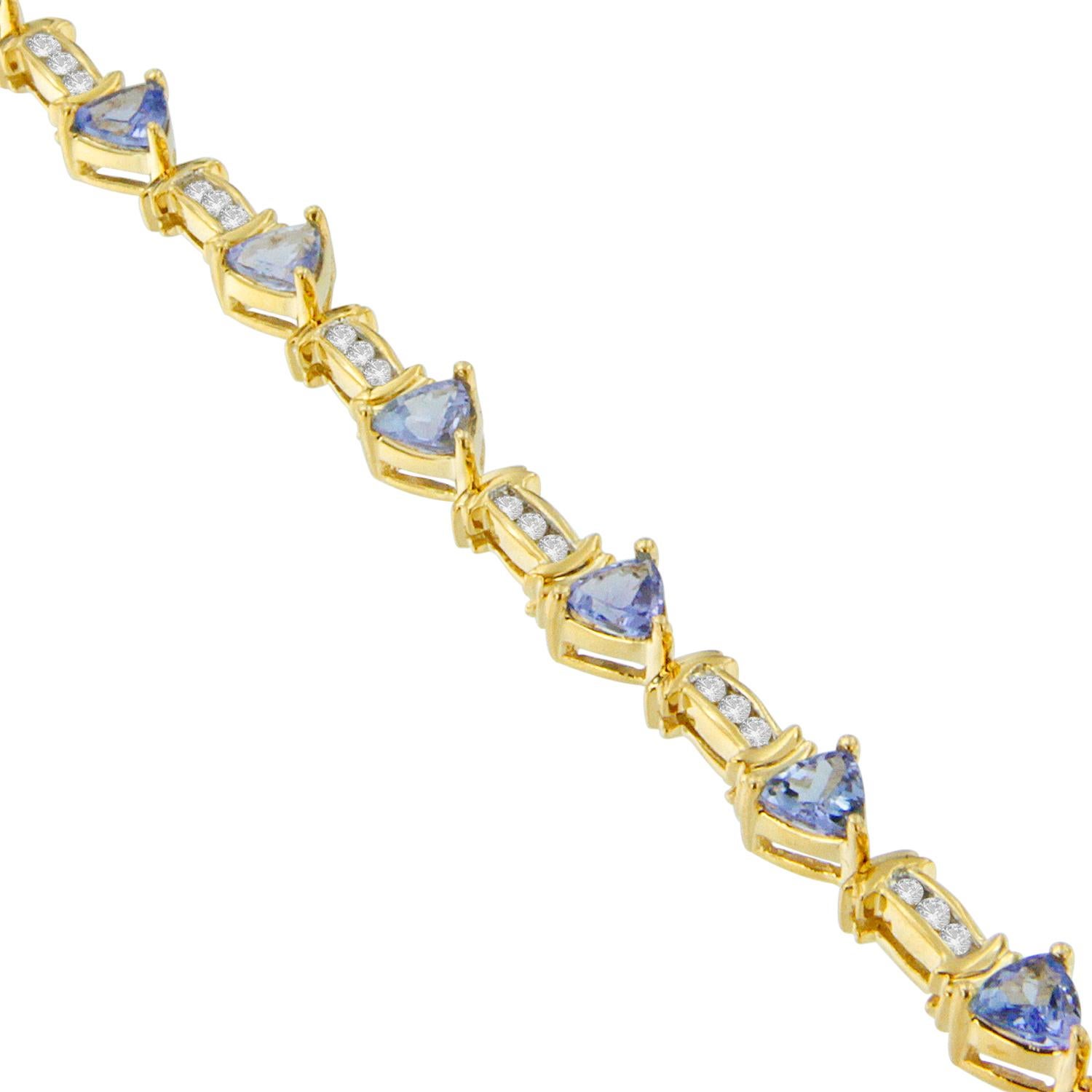 Dévoilez une élégance intemporelle avec ce bracelet exquis, réalisé de main de maître en or jaune 14 carats rayonnant. Chacune des tanzanites pourpres naturelles et colorées est taillée dans une taille unique de 4x3 billions, capturant ainsi