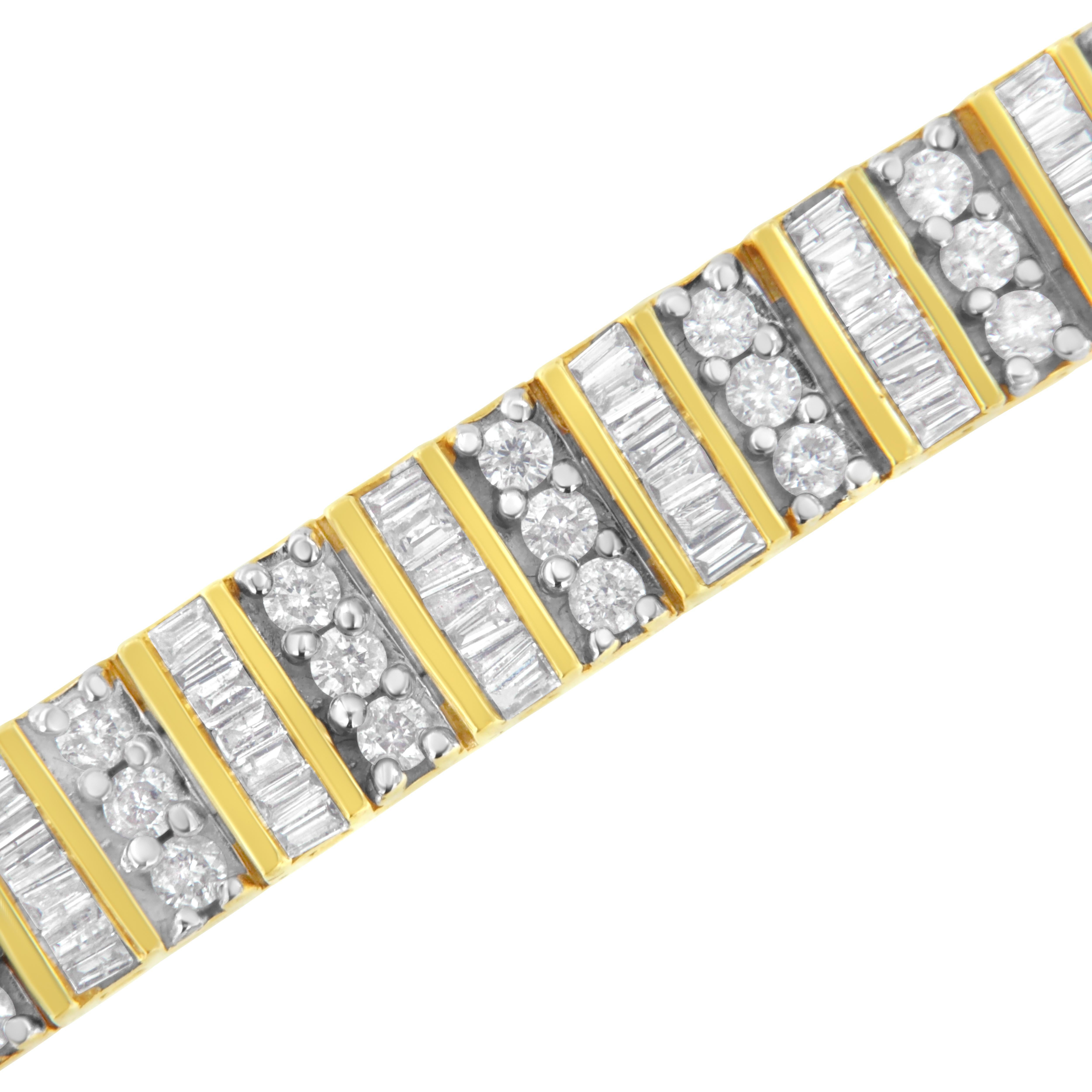 Taille ronde Bracelet en or jaune 14 carats avec diamants taille ronde et baguette de 5 1⁄2 carats en vente