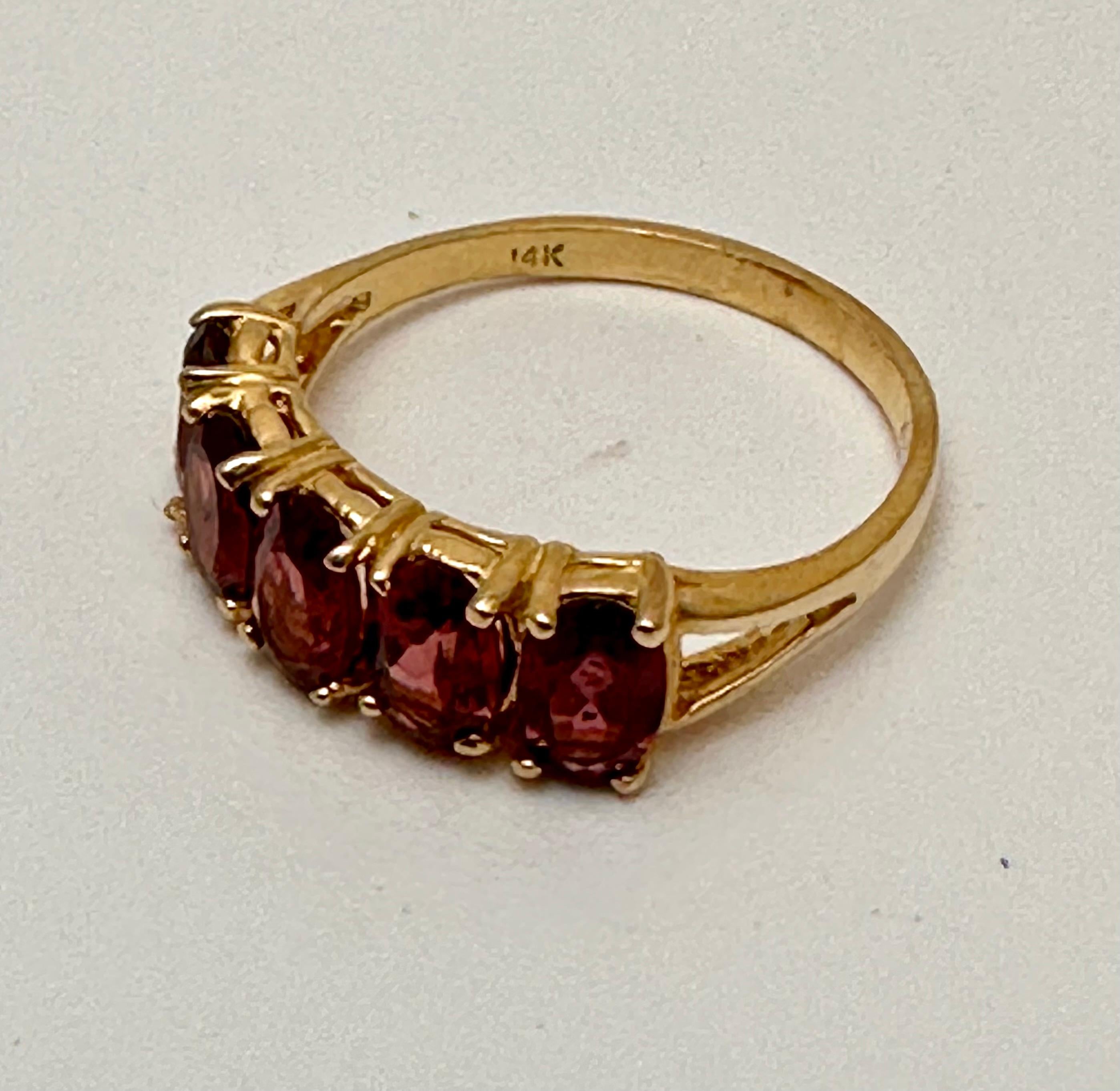 14k Gelbgold ~ 5 ~ 4mm x mm Oval geformte Rubine Ring Größe 7 (Ovalschliff) im Angebot
