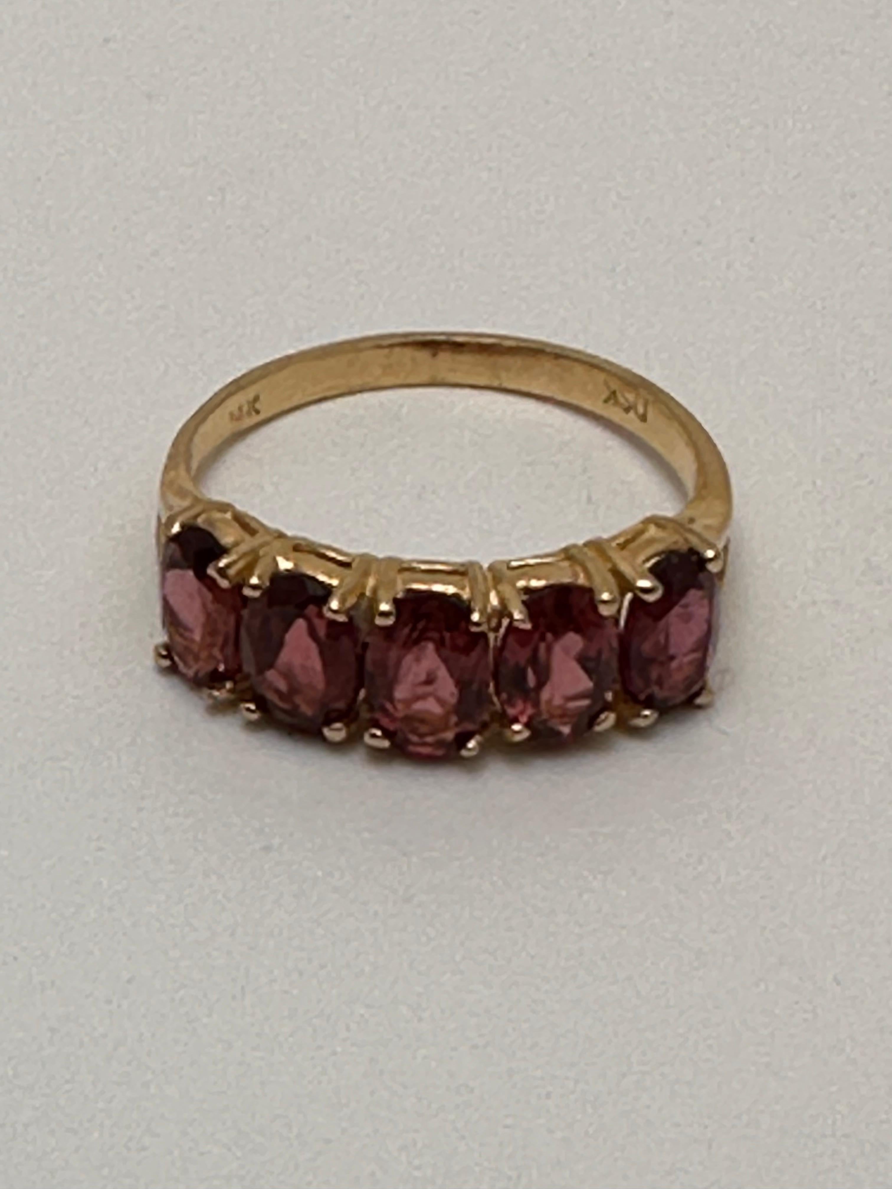 14k Gelbgold ~ 5 ~ 4mm x mm Oval geformte Rubine Ring Größe 7 im Angebot 1