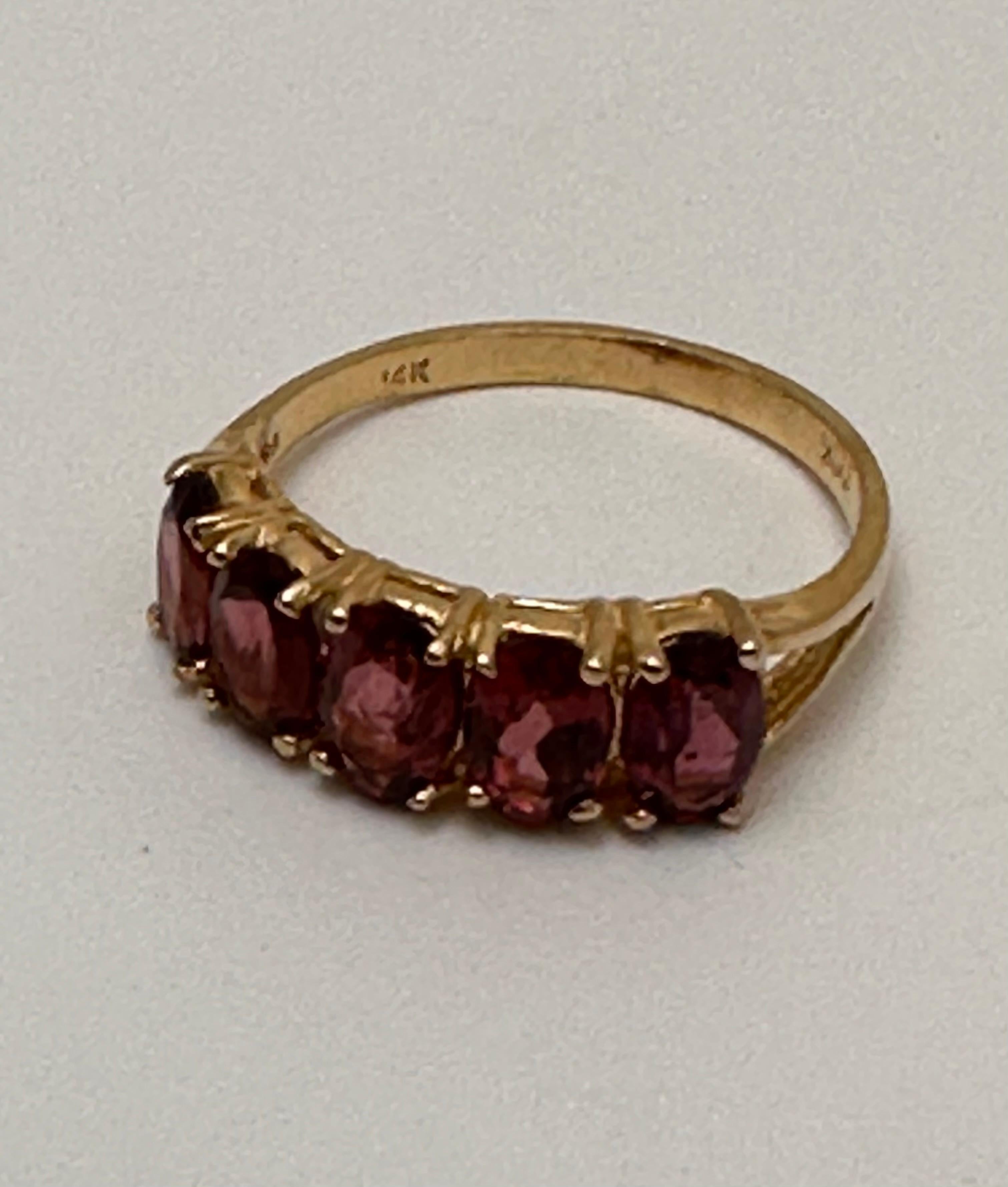 14k Gelbgold ~ 5 ~ 4mm x mm Oval geformte Rubine Ring Größe 7 im Angebot 2