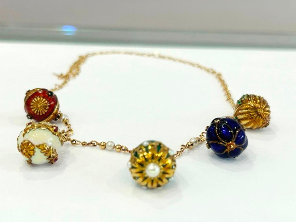 Collier en or jaune 14K avec 5 oeufs en émail et or 38.5 grammes Bon état - En vente à Beverly Hills, CA