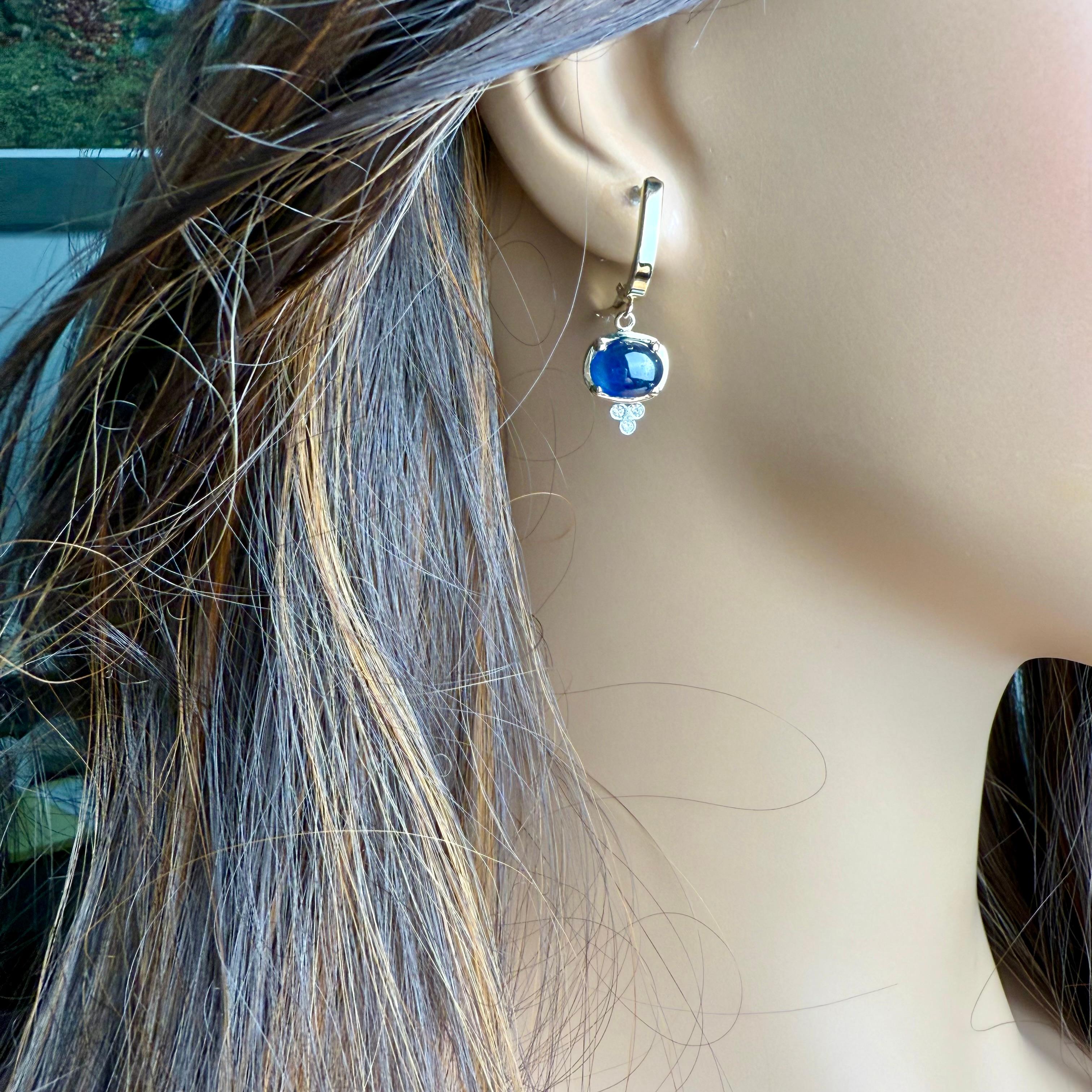 Taille cabochon Boucles d'oreilles à levier en or jaune 14K, saphir cabochon et diamant, 5,45 carats en vente