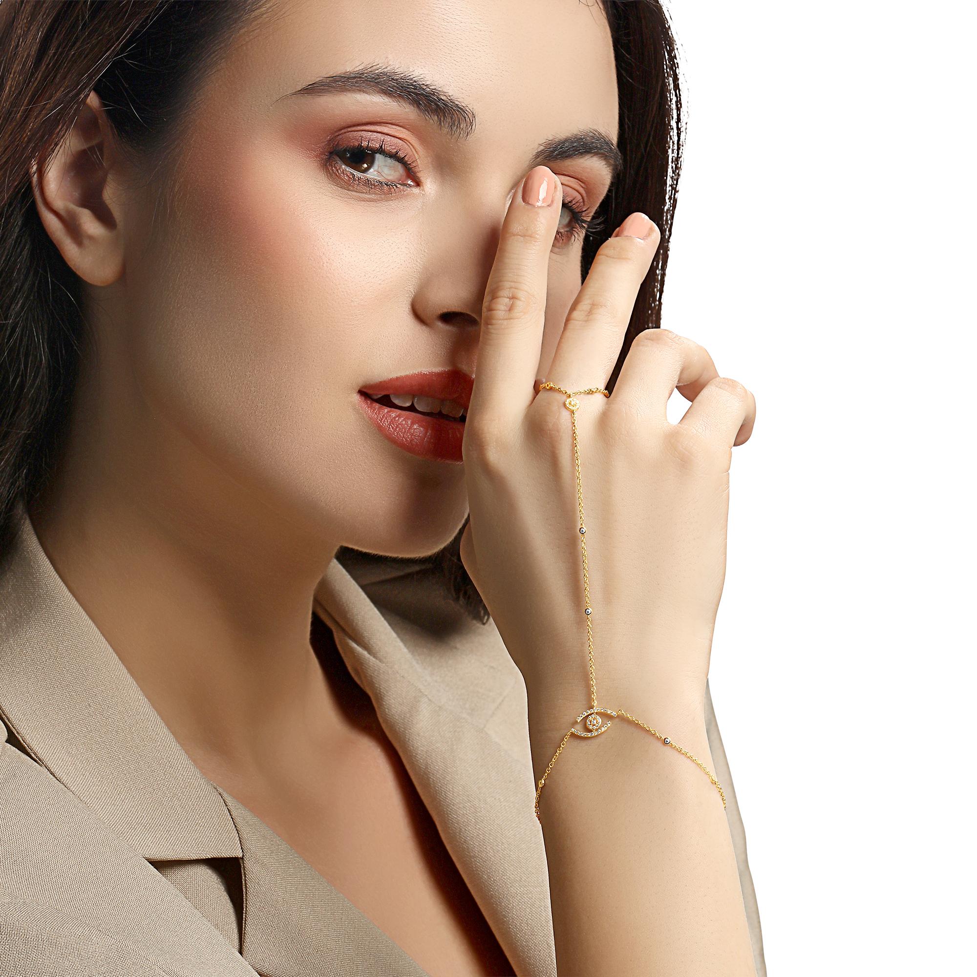 Faites honneur à votre main avec cette luxueuse chaîne en or jaune 14 carats, ornée de 55 diamants naturels étincelants. Cette pièce délicate mais frappante ajoute une touche d'élégance raffinée à n'importe quel look.

Informations sur les chaînes à