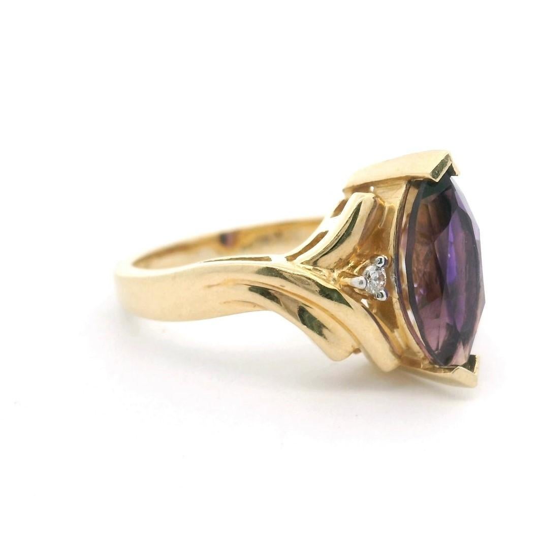 Zustand:  Ausgezeichneter Condit, Professionell gereinigt und poliert
Metall: 14k Gold (markiert und professionell getestet)
Gewicht: 5,6 g
Edelstein:  Amethyst im Marmorschliff 11mm x 6mm
Diamanten:  Zwei natürliche Diamanten im Rundschliff