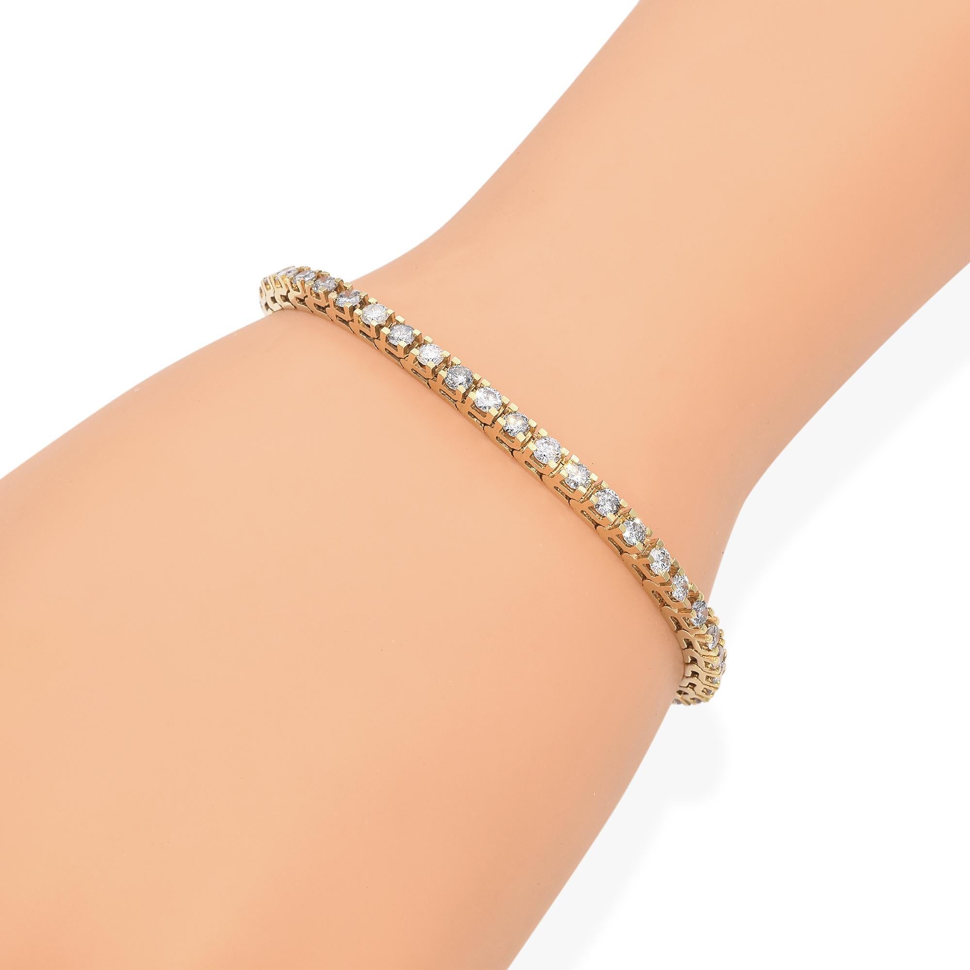 Caratterizzato da una linea continua di diamanti rotondi, ogni pietra è meticolosamente incastonata per creare uno scintillio senza soluzione di continuità. Realizzato in lussuoso oro giallo, il bracciale emana raffinatezza e bellezza senza