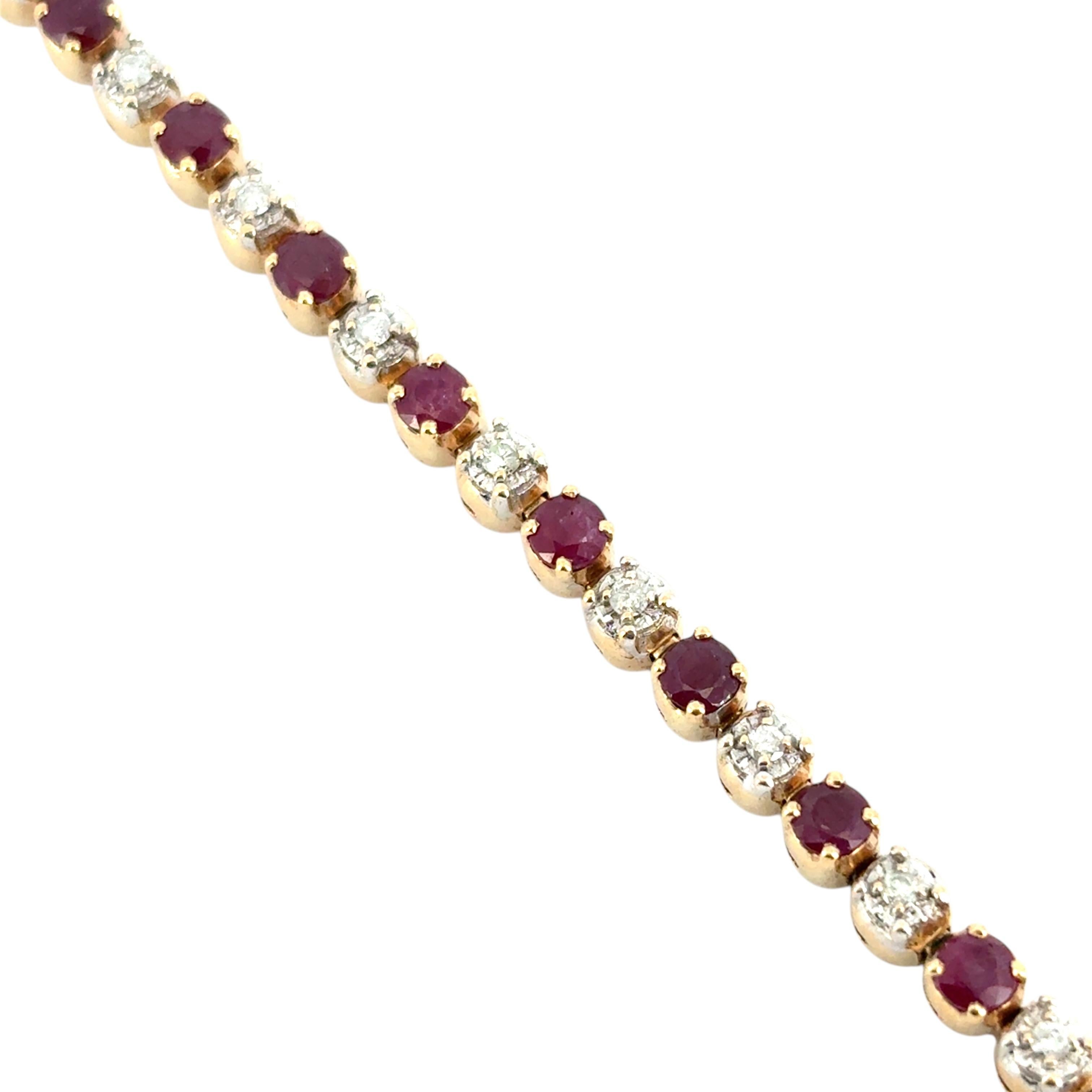 Bracciale in oro giallo 14k con diamanti tondi e brillanti Nature da 5,98 carati e rubini

Questo splendido bracciale con diamanti e rubini da 5,98 carati è in ottime condizioni ed è pronto per essere spedito!

Stile: Bracciale
Materiale: oro giallo