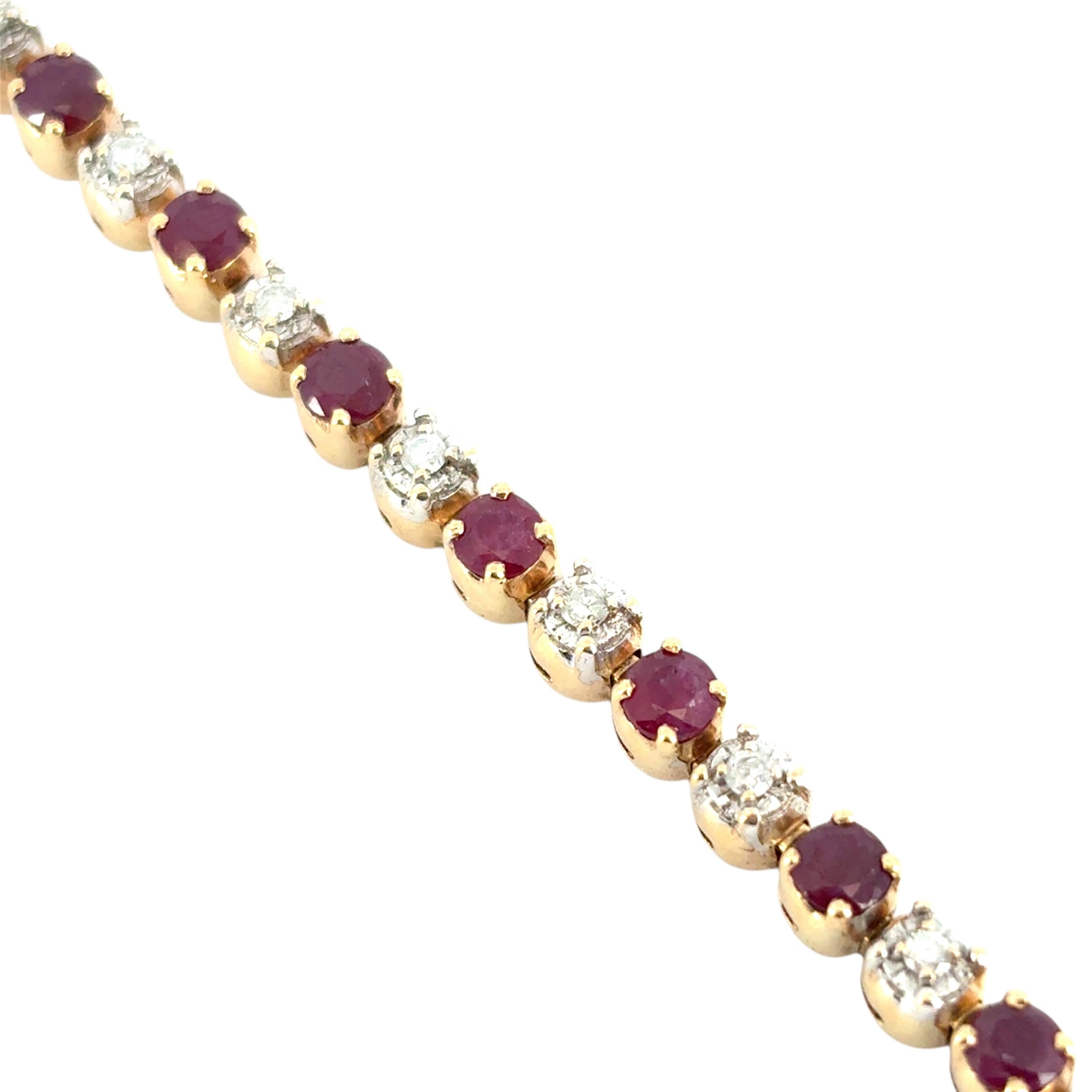 Moderno Bracciale in oro giallo 14k con diamanti tondi e brillanti Nature da 5,98 carati e rubini in vendita