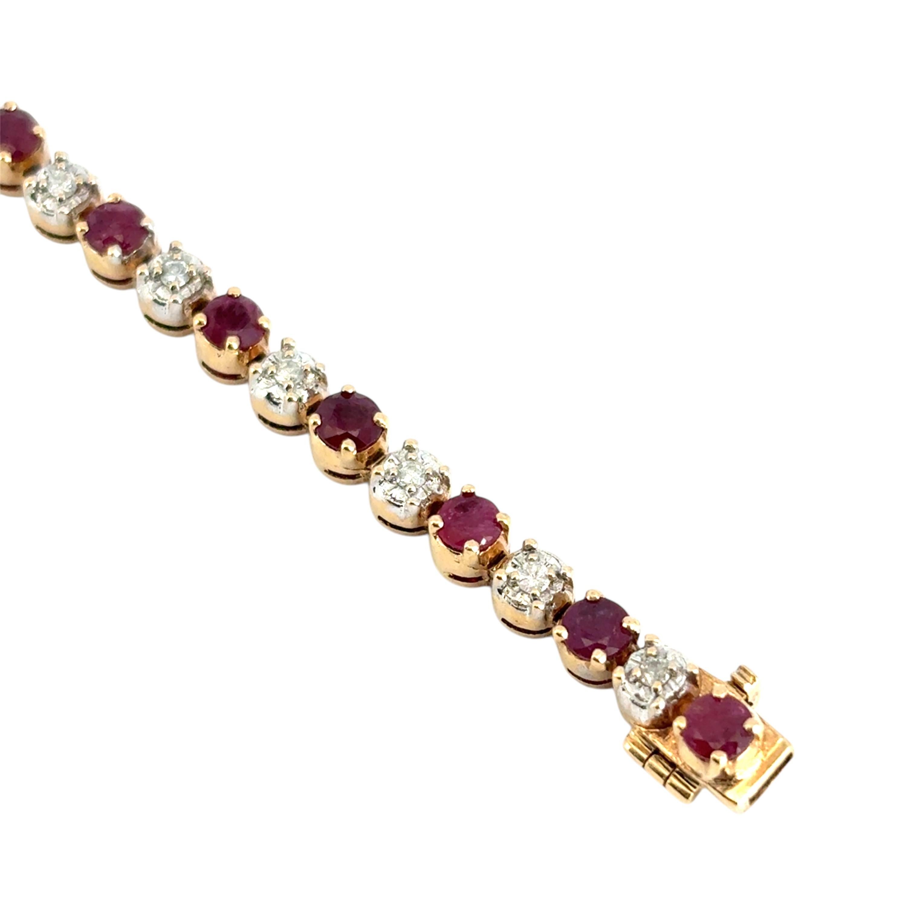 Taglio misto Bracciale in oro giallo 14k con diamanti tondi e brillanti Nature da 5,98 carati e rubini in vendita