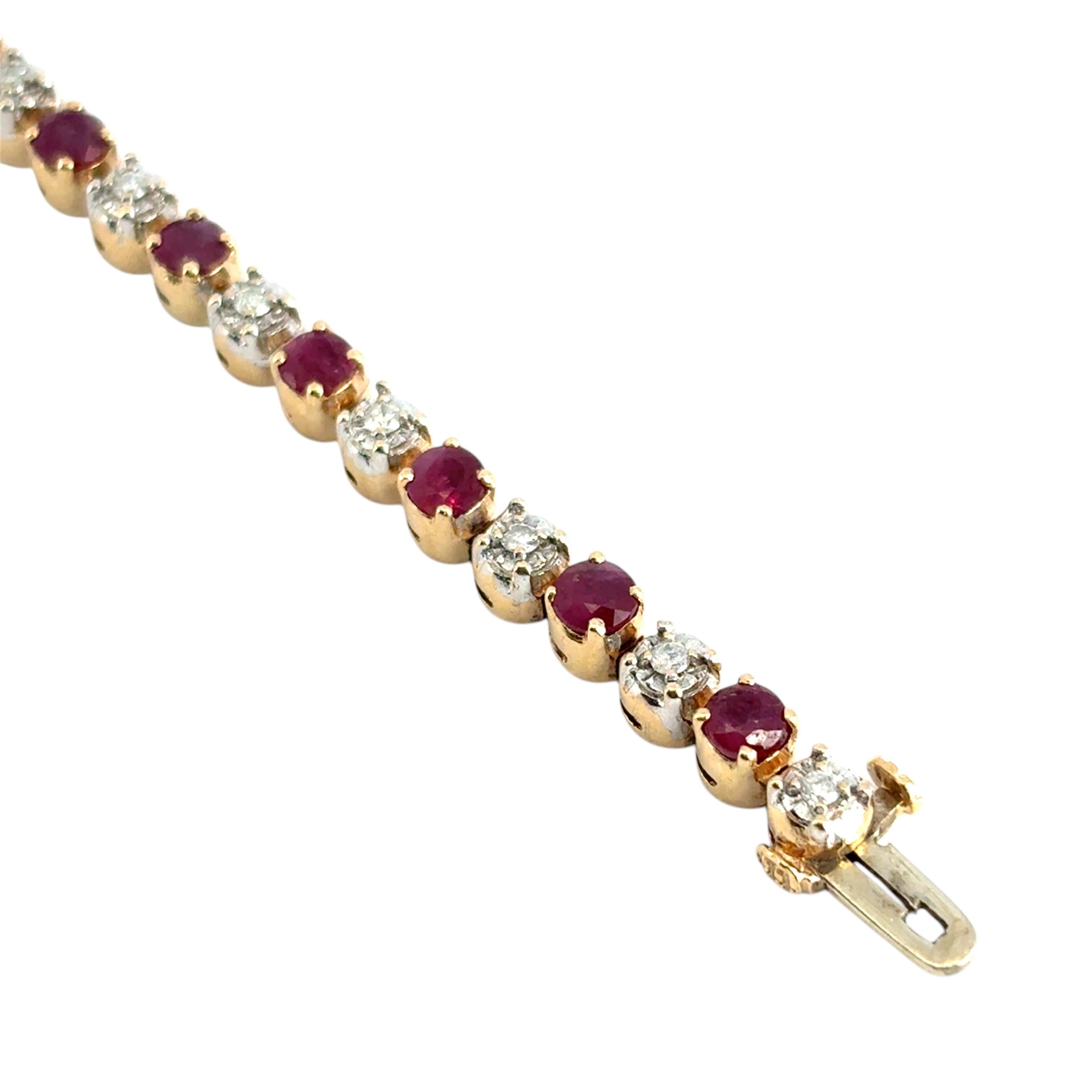 Bracciale in oro giallo 14k con diamanti tondi e brillanti Nature da 5,98 carati e rubini In condizioni ottime in vendita a Boca Raton, FL