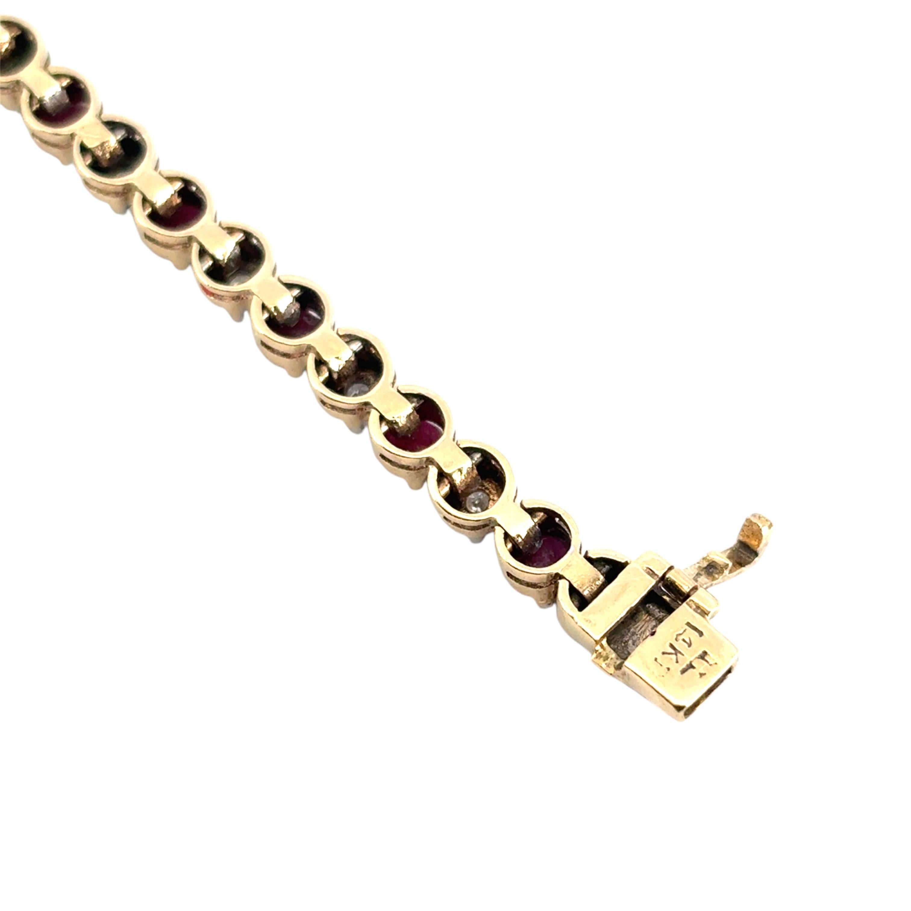 Bracciale in oro giallo 14k con diamanti tondi e brillanti Nature da 5,98 carati e rubini in vendita 1