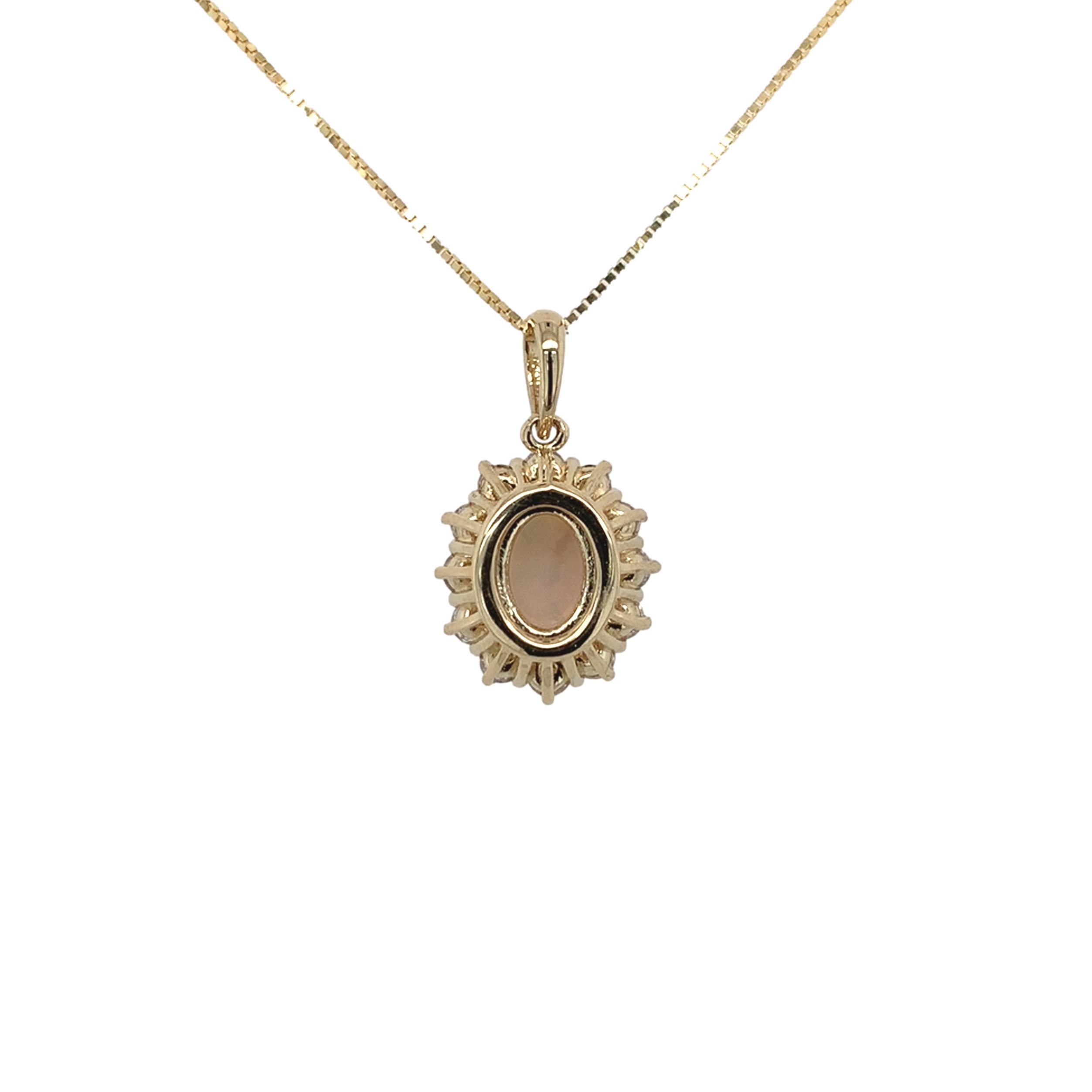Contemporain Pendentif en or jaune 14K avec une opale australienne de .59ct et un halo de diamant de .45cttw en vente