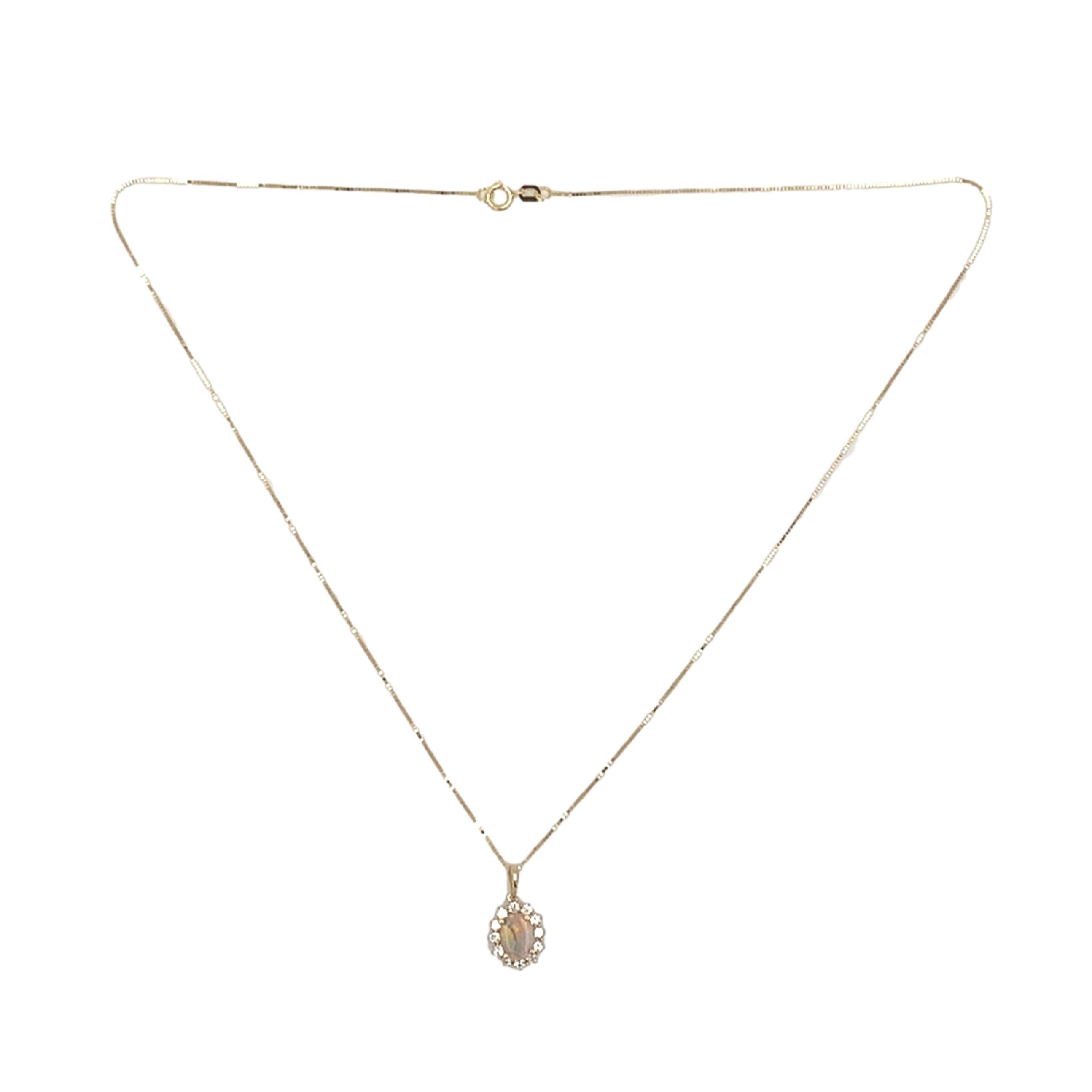 Taille ovale Pendentif en or jaune 14K avec une opale australienne de .59ct et un halo de diamant de .45cttw en vente