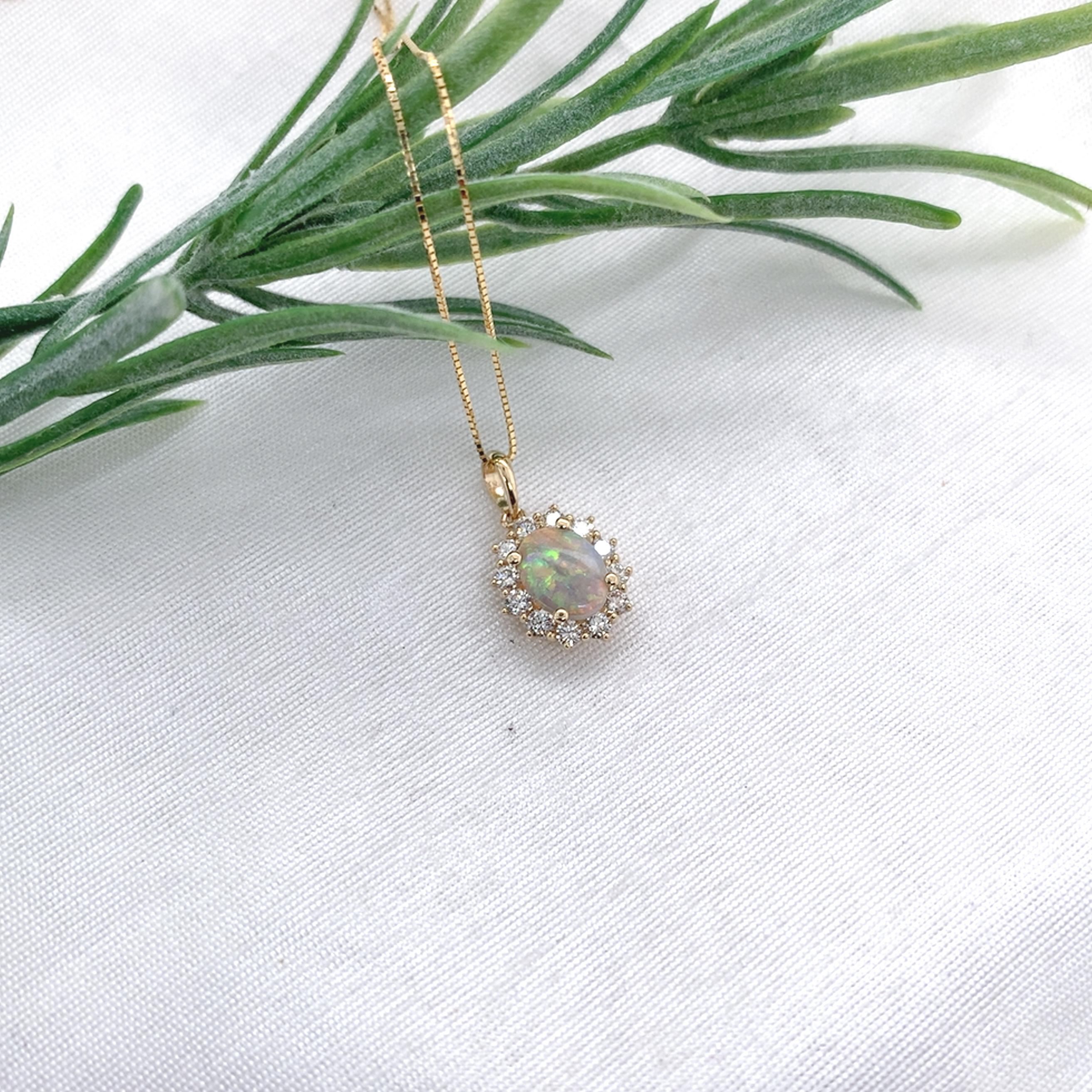 Pendentif en or jaune 14K avec une opale australienne de .59ct et un halo de diamant de .45cttw Unisexe en vente