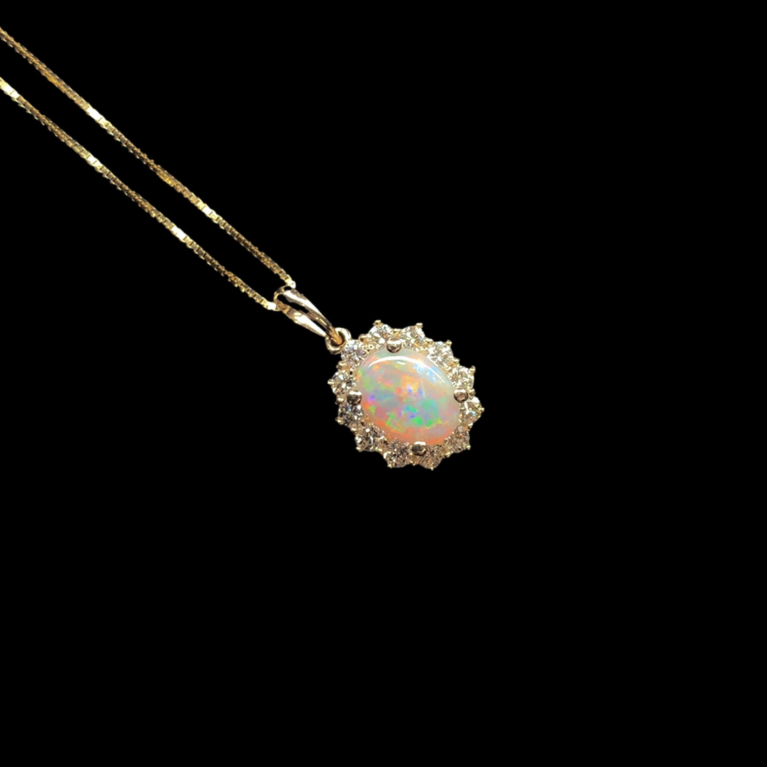 Pendentif en or jaune 14K avec une opale australienne de .59ct et un halo de diamant de .45cttw en vente 1